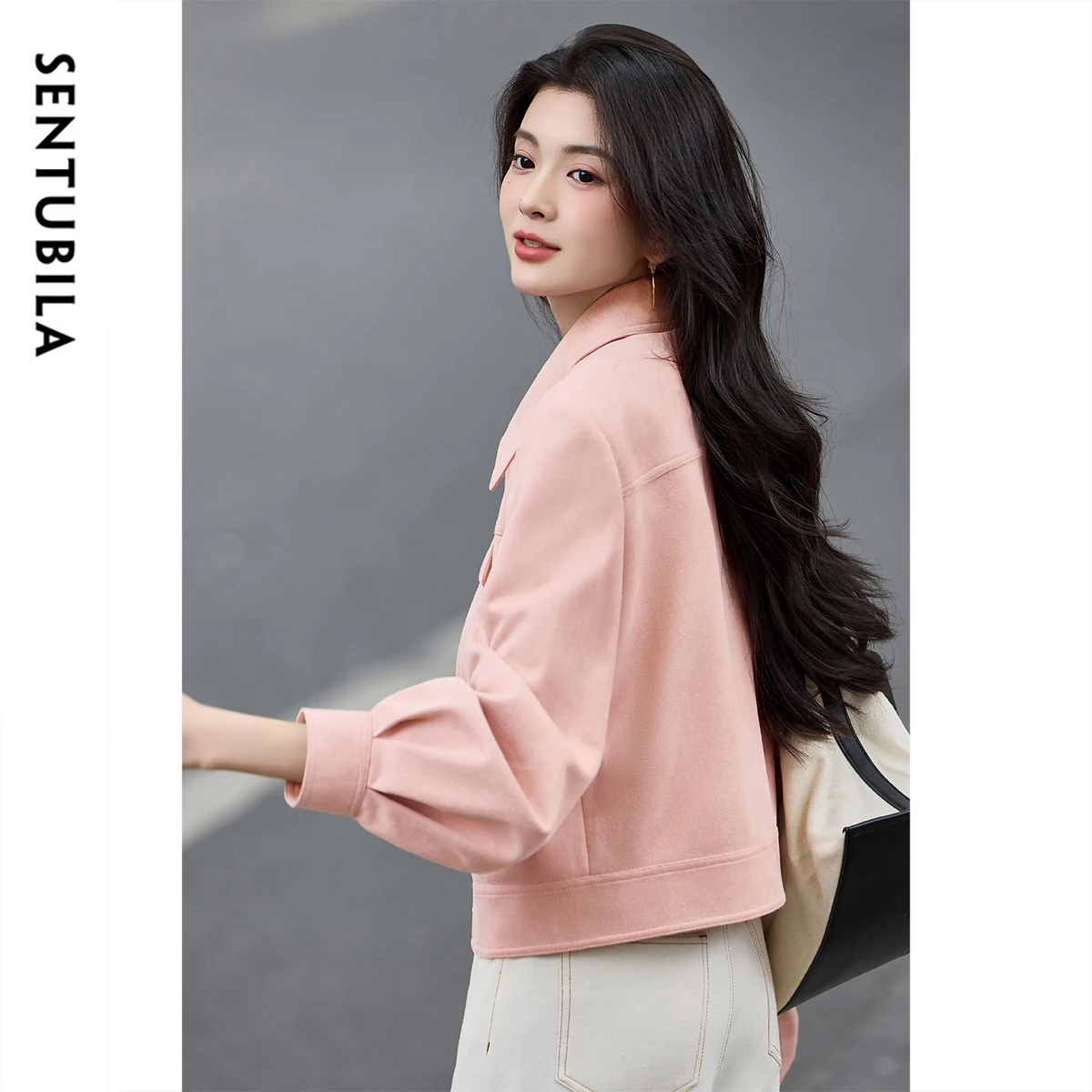 سترة نسائية مخملية من SENTUBILA لخريف 2025 بياقة مقلوبة وأكمام فانوس واحدة الصدر ملابس خارجية قصيرة غير رسمية 153WB2129