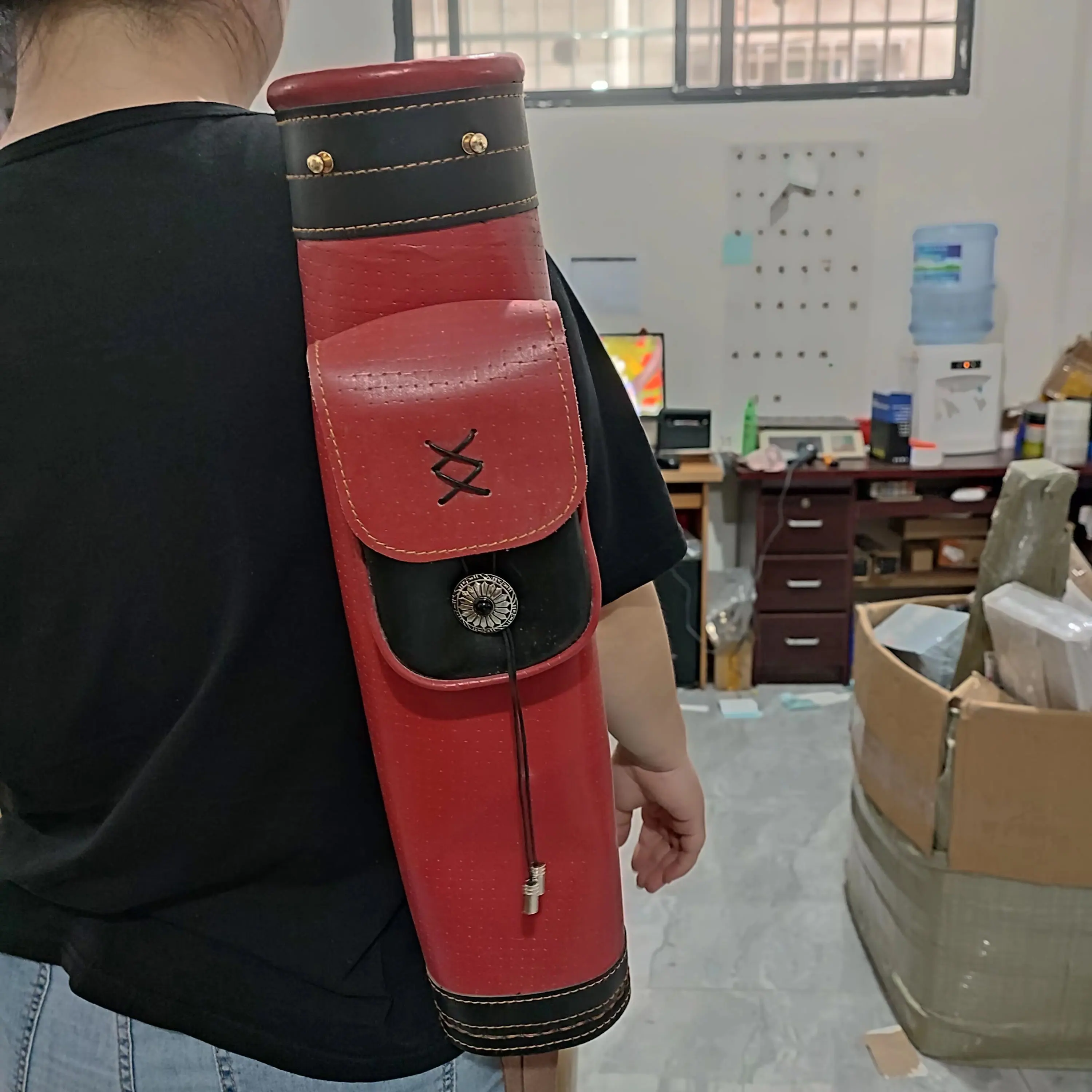 Porta freccia tradizionale in pelle con fiocco per faretra sul retro con tracolla grande, borsa da cintura con cinghie fatte a mano, marrone rosso