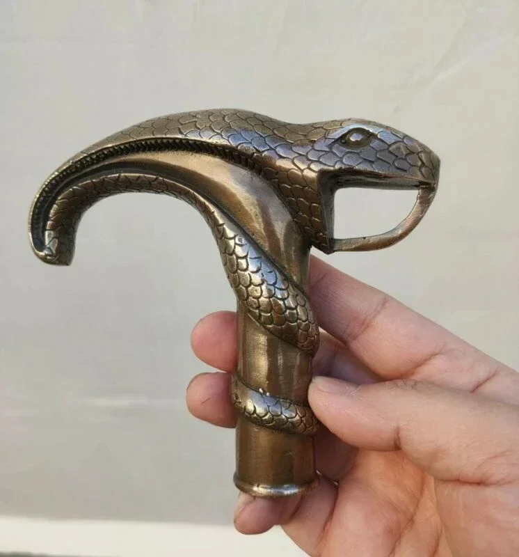 

Антикварная викторианская трость с бронзовой головкой пистолета, удерживающей змеей