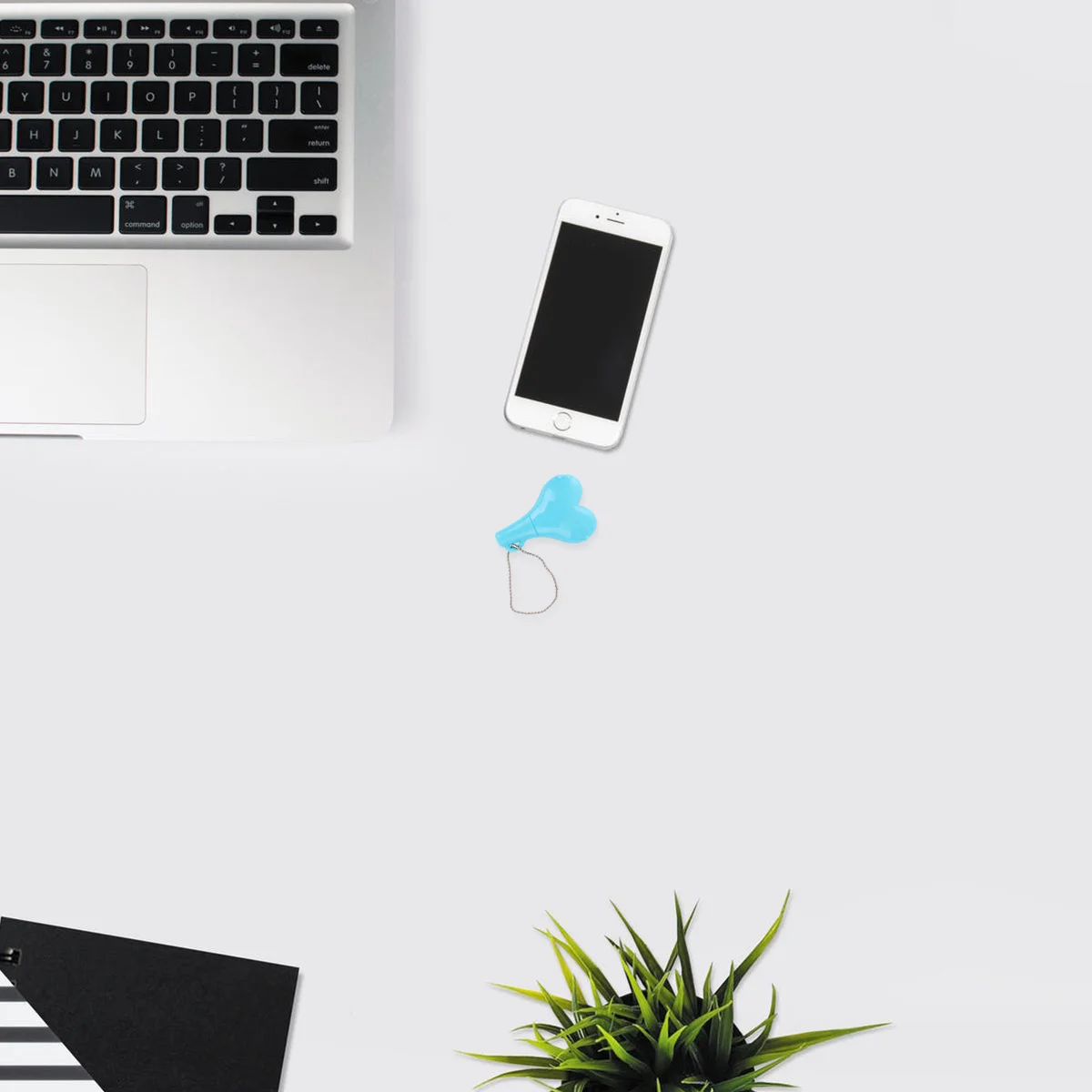 

Heart Shape 3.5Mm Male To 2 Port Headphone Adapter For Portable Earphone Sharing Keychain 3.5Mm Splitter