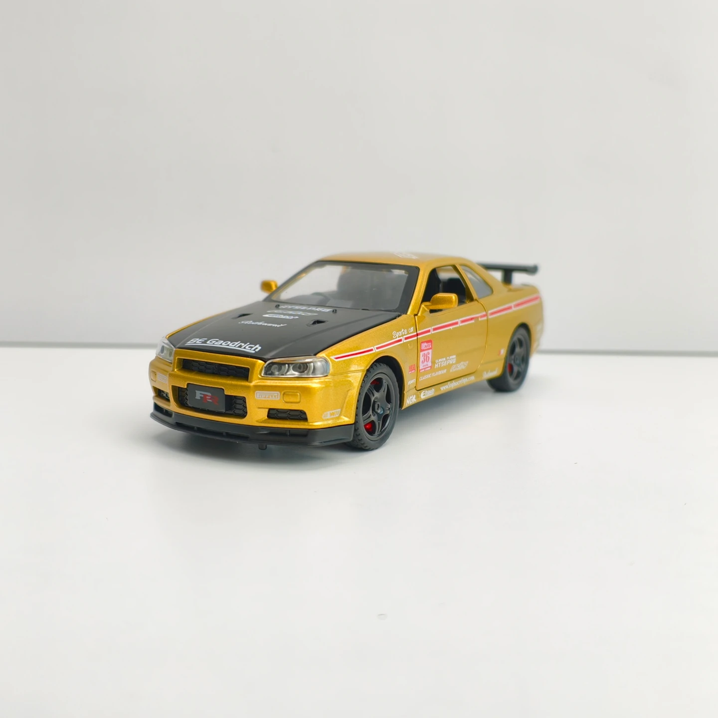 1: 32 simulation Nissan GT-R R34 alloy car model, doors and engine hood, trunk can be opened rich in details, finely crafted