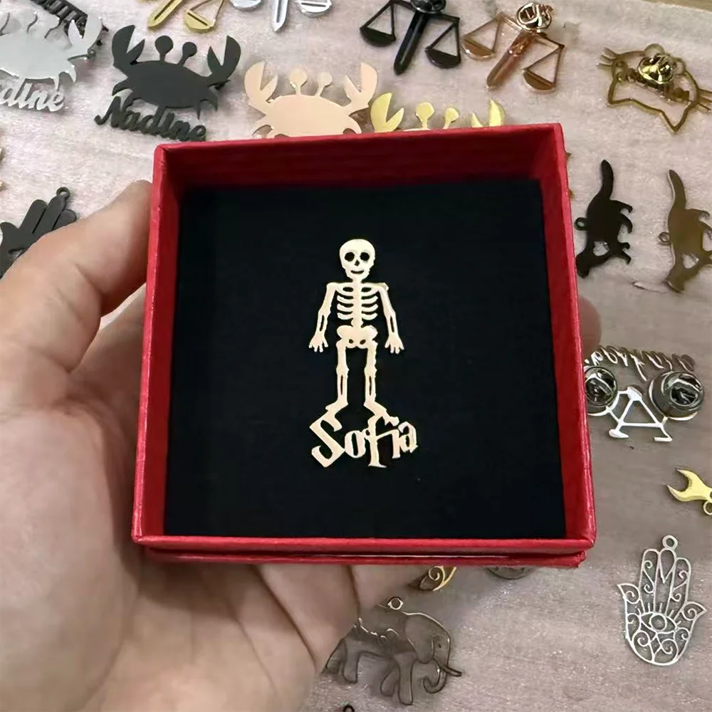 

Custom Skeleton Name Lapel Pin Personalized Gothic Skull Badge Gold Tone Stainless Steel for Punk Style Halloween Gift Accessory