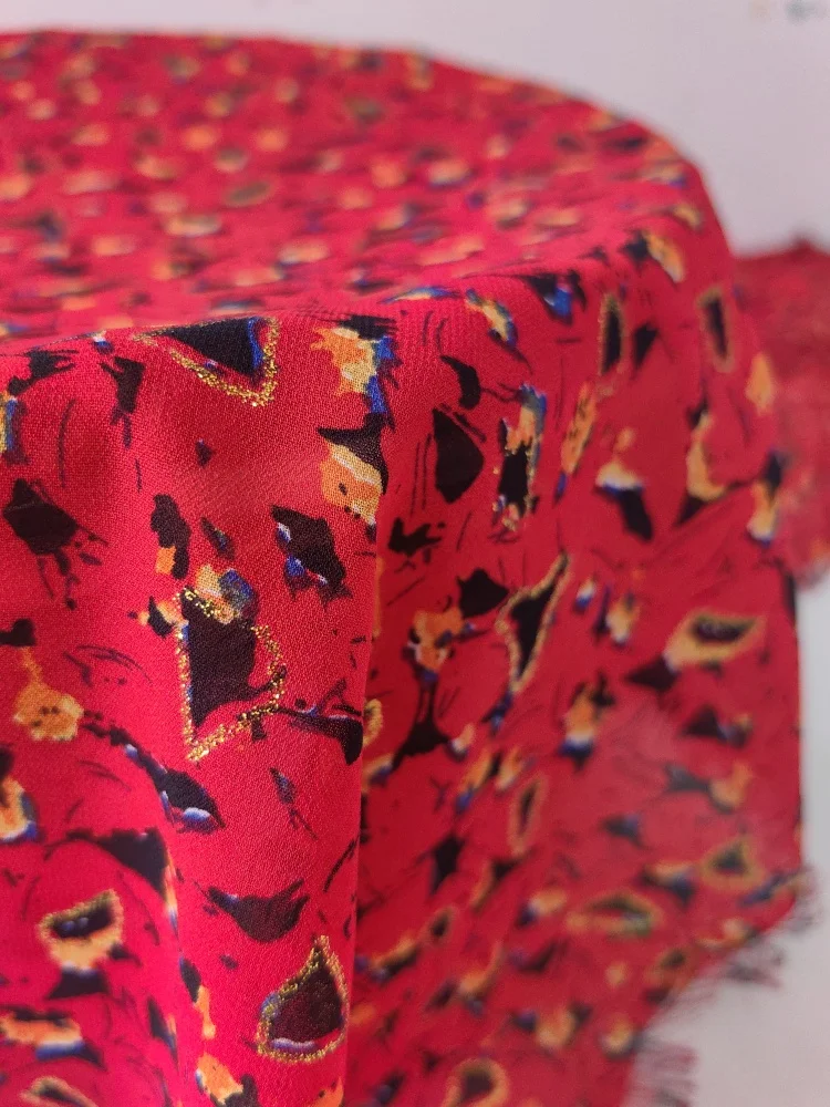 tecido-chiffon-fino-estampado-vermelho-para-primavera-verao-com-estampa-dourada-por-transferencia-termica-material-leve-e-fl