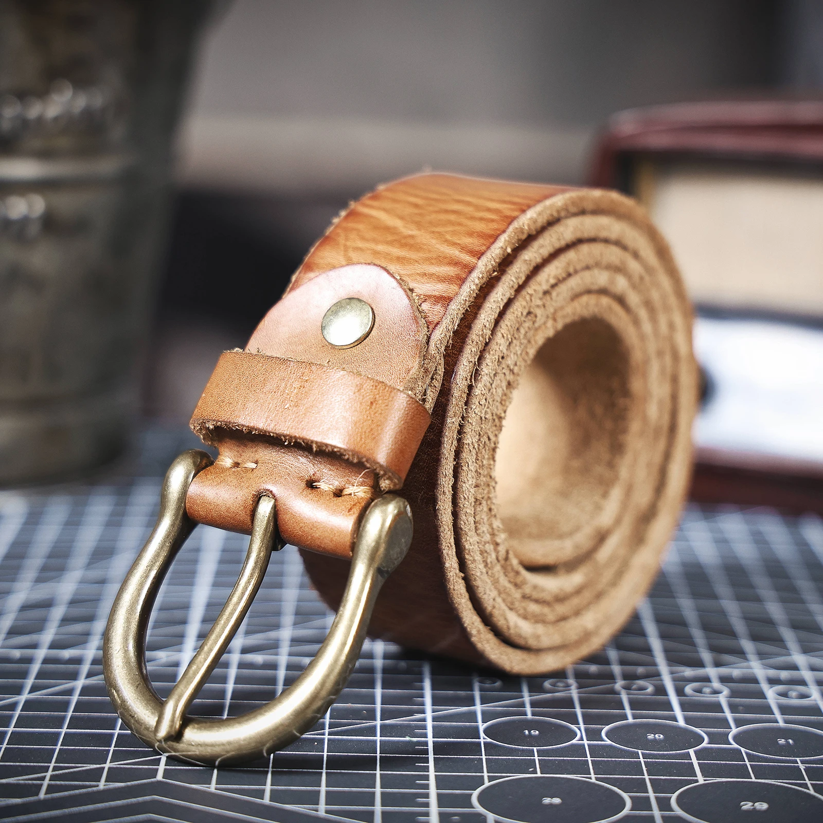Vintage Echtleder-Herrengürtel mit Kupferschnalle, Handgefertigter Casual-Gürtel mit Geschenkbox, Verstärktes Oberleder aus Italien – Detail 31