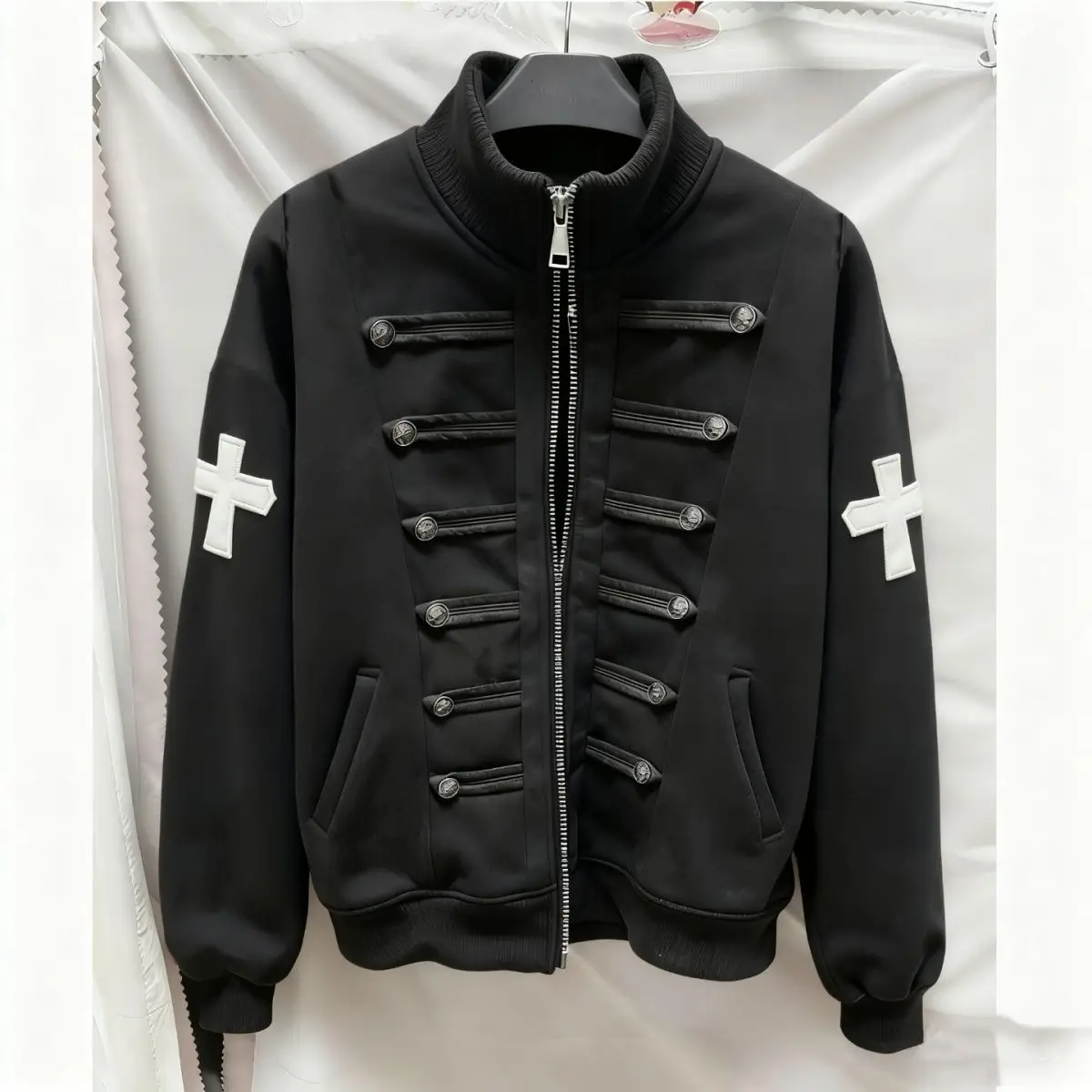 Retro Court Style Cross Emblem Jacke Ritter inspirierte geknöpfte Stehkragen Sweatshirt Mantel Nische taillierte Schulter Y2K Oberbekleidung