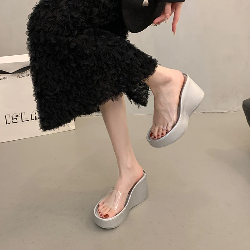 شباشب نسائية صيفية مكتنزة لعام 2025 أحذية شاطئ خارجية شفافة من مادة PVC بكعب عريض أحذية شاطئ خارجية غير رسمية للسيدات