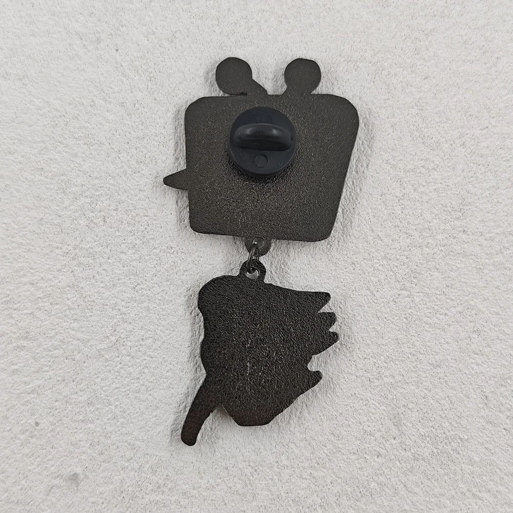 Deltarune Spamton Brosche Lustiger TV-Kopf Mike Emaille-Pin Spiel-Fans Cosplay Kostüm-Accessoires Metall-Abzeichen Dekoration Schmuck Geschenk – Detail 3