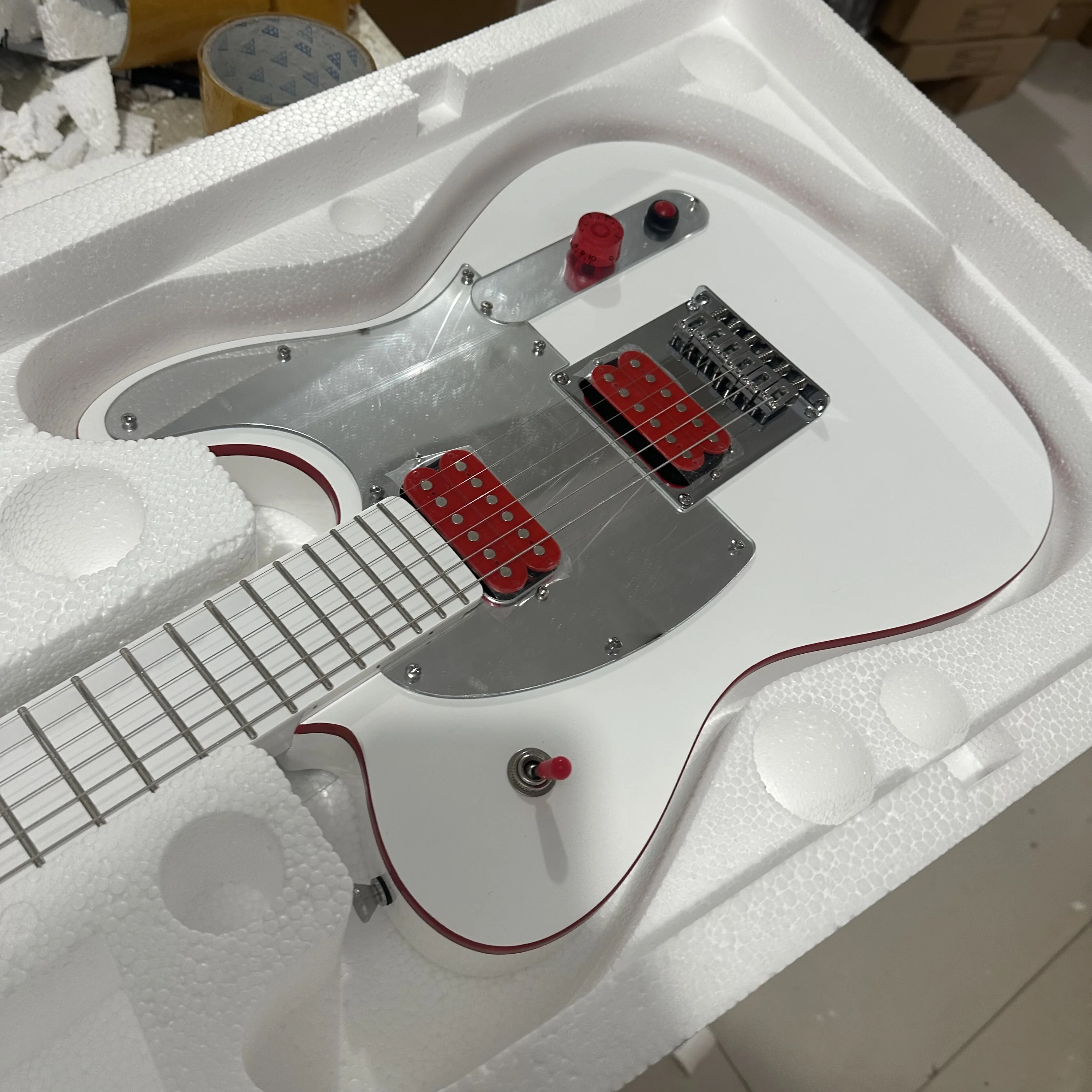 Benutzerdefinierte TL John 5 Signature Ghost E-Gitarre, weiße H-H-Tonabnehmer, roter Knopf, kostenloser Versand