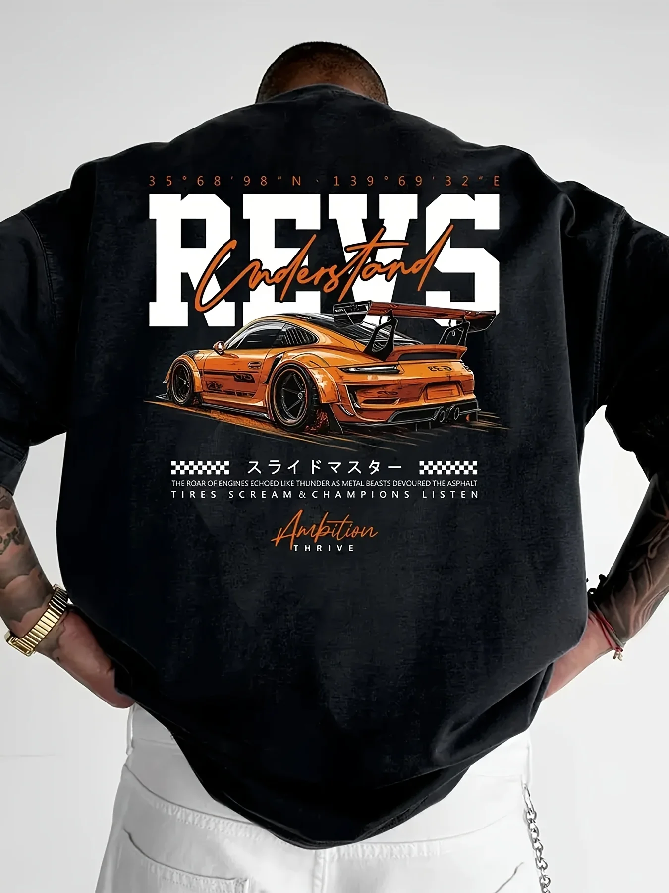 Orangefarbenes Sportwagen-Grafik-T-Shirt mit REVS-Textaufdruck auf Premium-Soft-Baumwolle (100%) für Herren, perfekt für den urbanen Streetwear-Stil im Sommer. – Detail 4