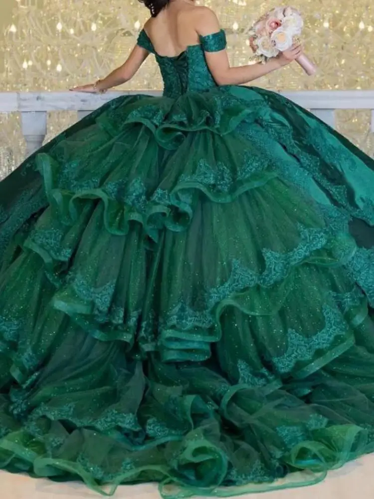 Elegant Emerald Green Prom Occasion Dresses For Women Cap Sleeve Lace Applique Tiered Skirt Vestido De 15 Quinceanera Party Gown