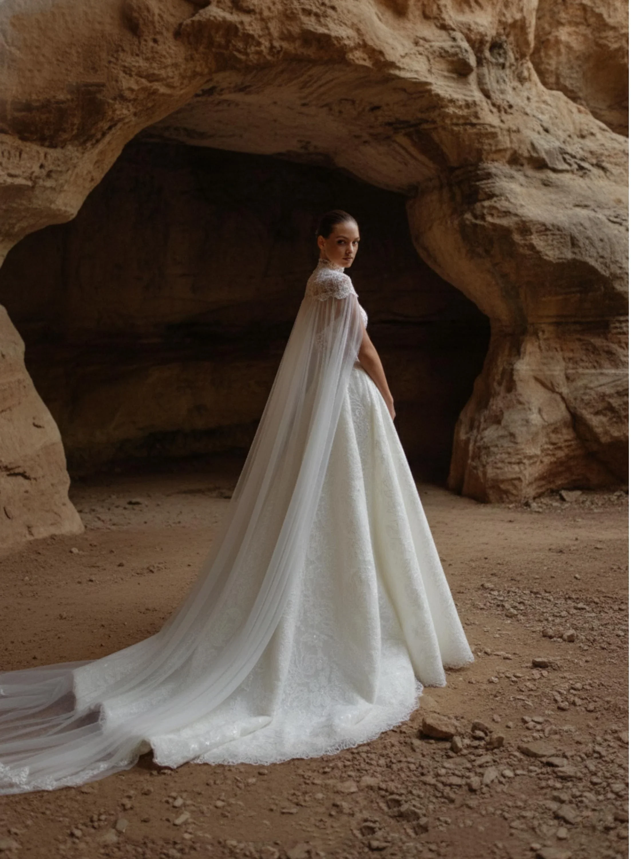 Maßgeschneiderte elegante trägerlose A-Linien-Hochzeitskleider mit Spitze, zweiteilig, mit Schleppe und Applikationen, Brautkleid 2026 aus Tüll, Vestido De Noiva – Detail 4