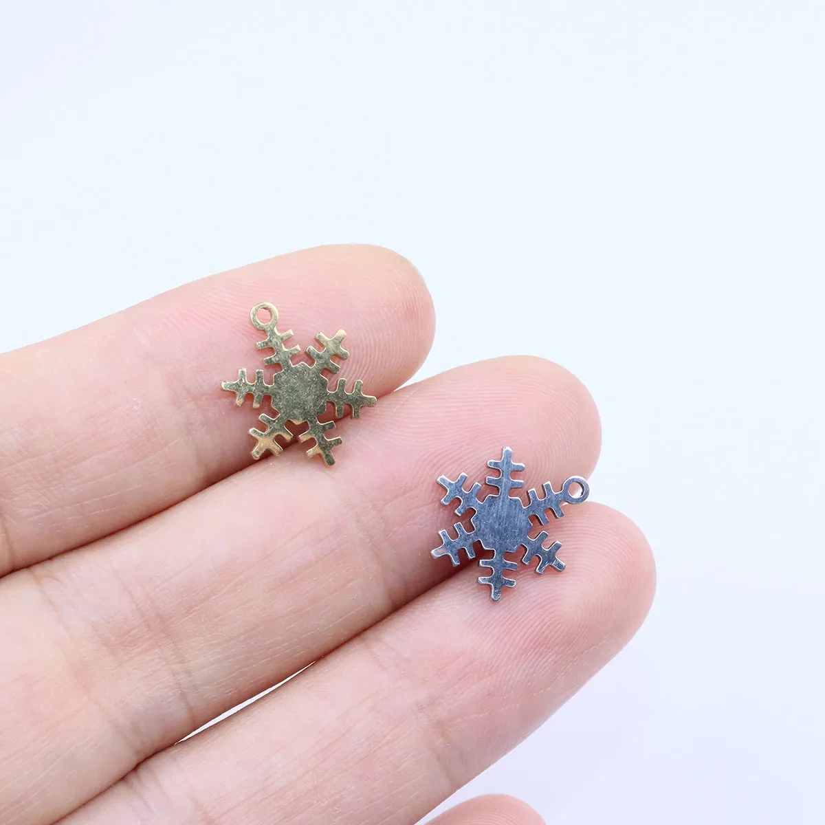 10 قطع 10 ملليمتر الفولاذ المقاوم للصدأ ندفة الثلج مجوهرات سحر قلادة DIY الحرفية للماء مضاد الأرجية