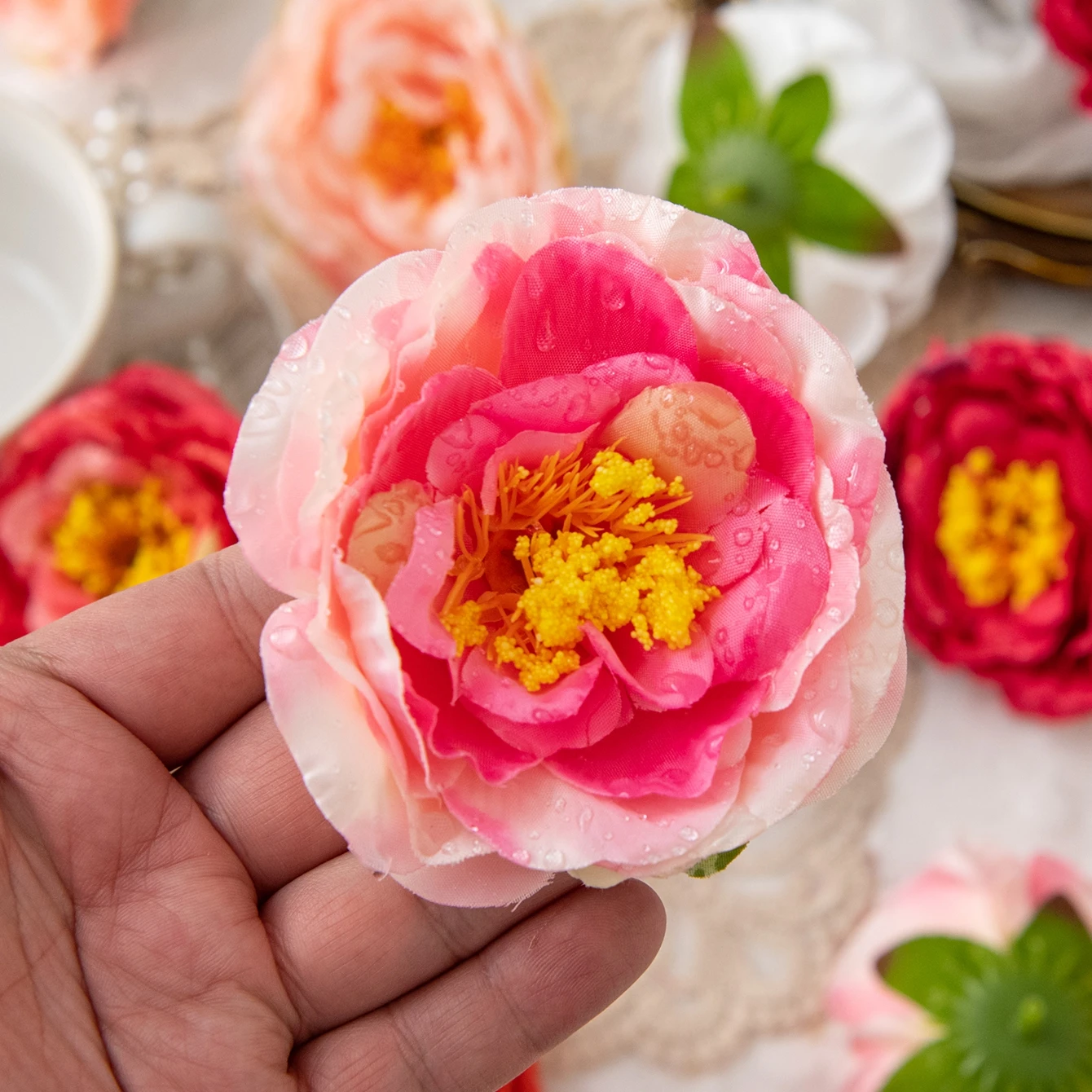 50/100 Stück Künstliche Blumen Seidenkamelien für Zuhause, Zimmer, Valentinstag, Garten, DIY Geschenkbox, Hochzeitskranz, Brautstrauß, Bestseller – Detail 6