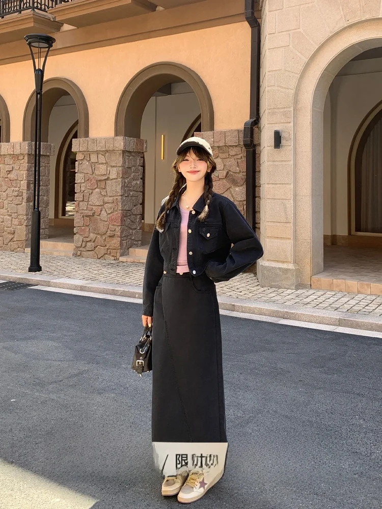 

Повседневный джинсовый комплект Sweet Tannin: модный женский костюм из осенней коллекции – жакет на пуговицах и юбка миди с высокой талией