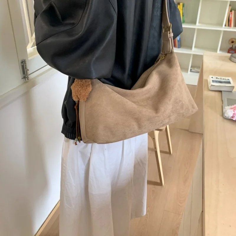 

Женская модная сумка через плечо из тонкой кожи с мягкой текстурой и легко чистящимся материалом. ​