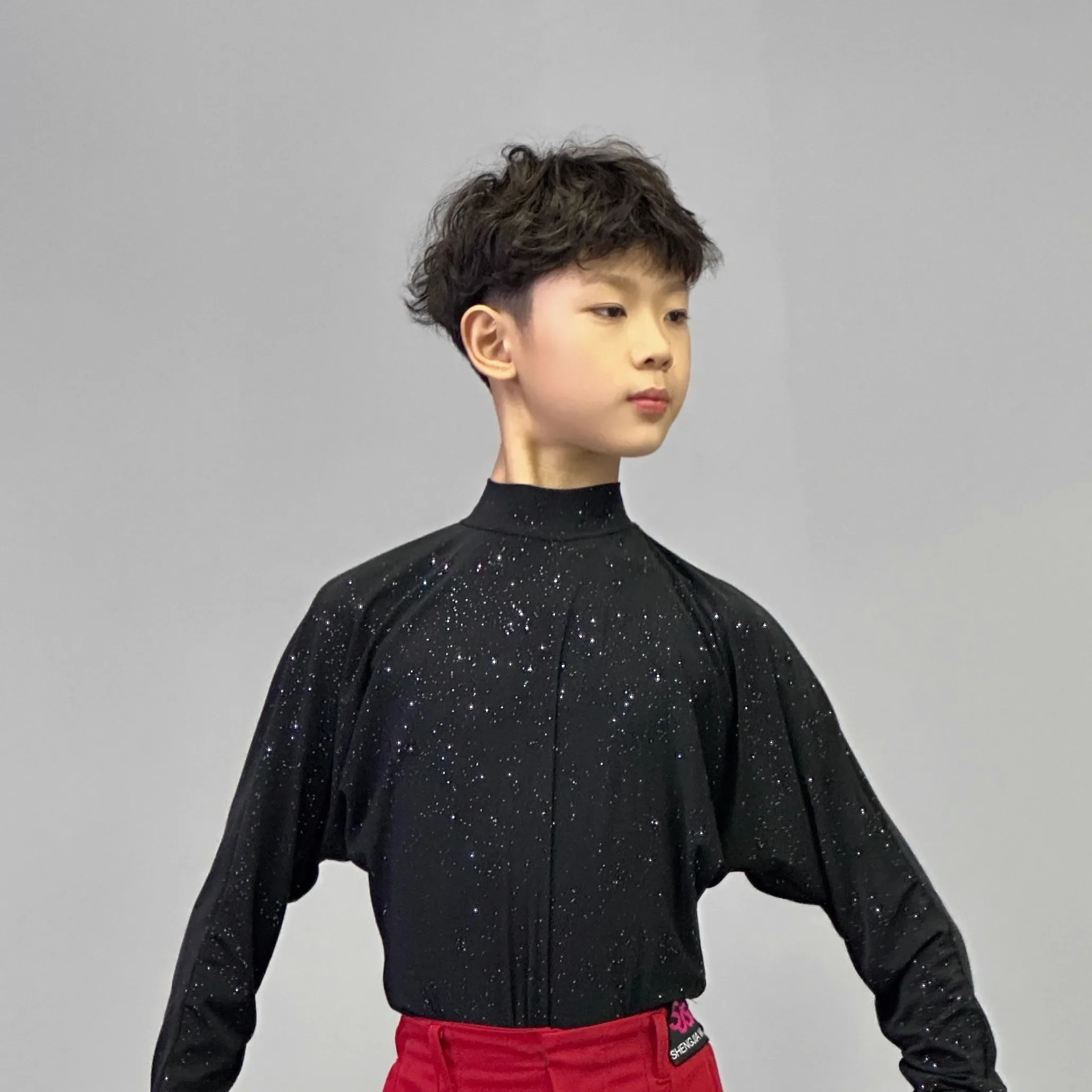 Ropa de competición de baile latino para niños, Tops negros de lentejuelas de manga larga, pantalones rojos, traje de baile de salón Cha para niños DNV21106