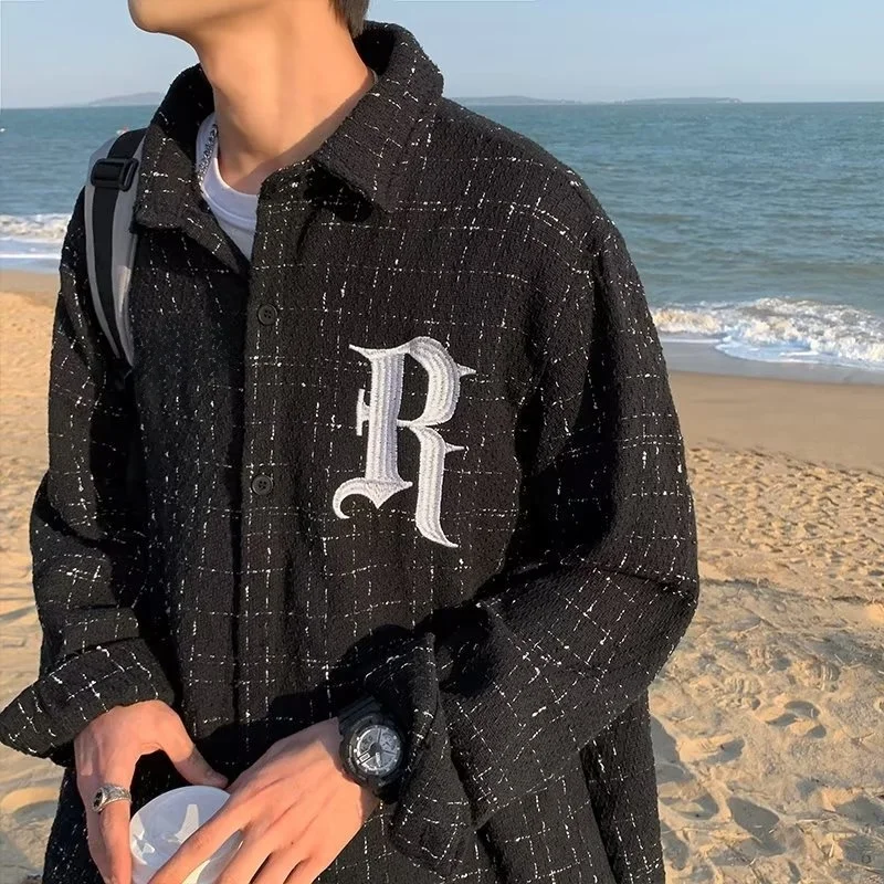 

Мужская рубашка в клетку с длинным рукавом, осенняя коллекция, в американском ретро-стиле, с вышивкой, молодежная, трендовая, для повседневной носки, приталенного кроя.