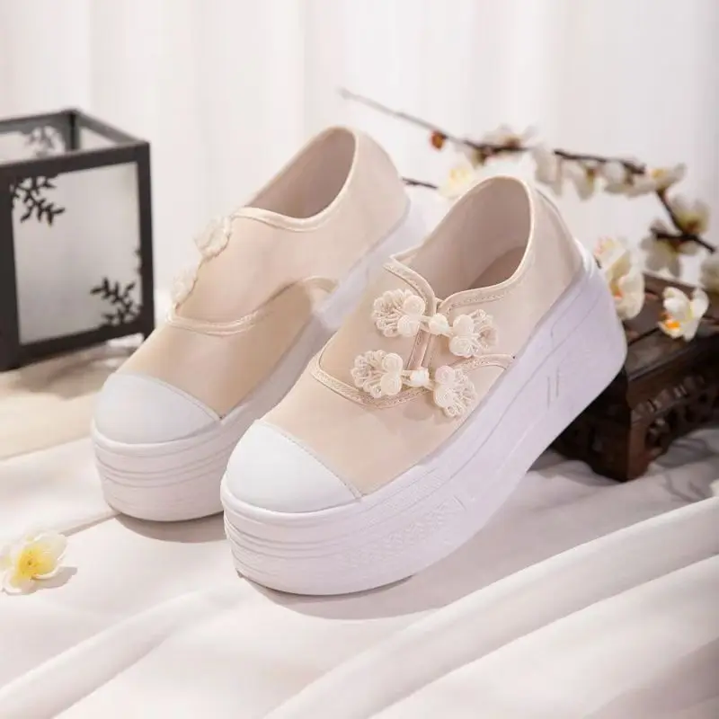Zapatos de tela con suela gruesa y hebilla de estilo chino para mujer, nuevos de primavera y otoño, con aumento de altura, punta redonda, informales, color nude.
