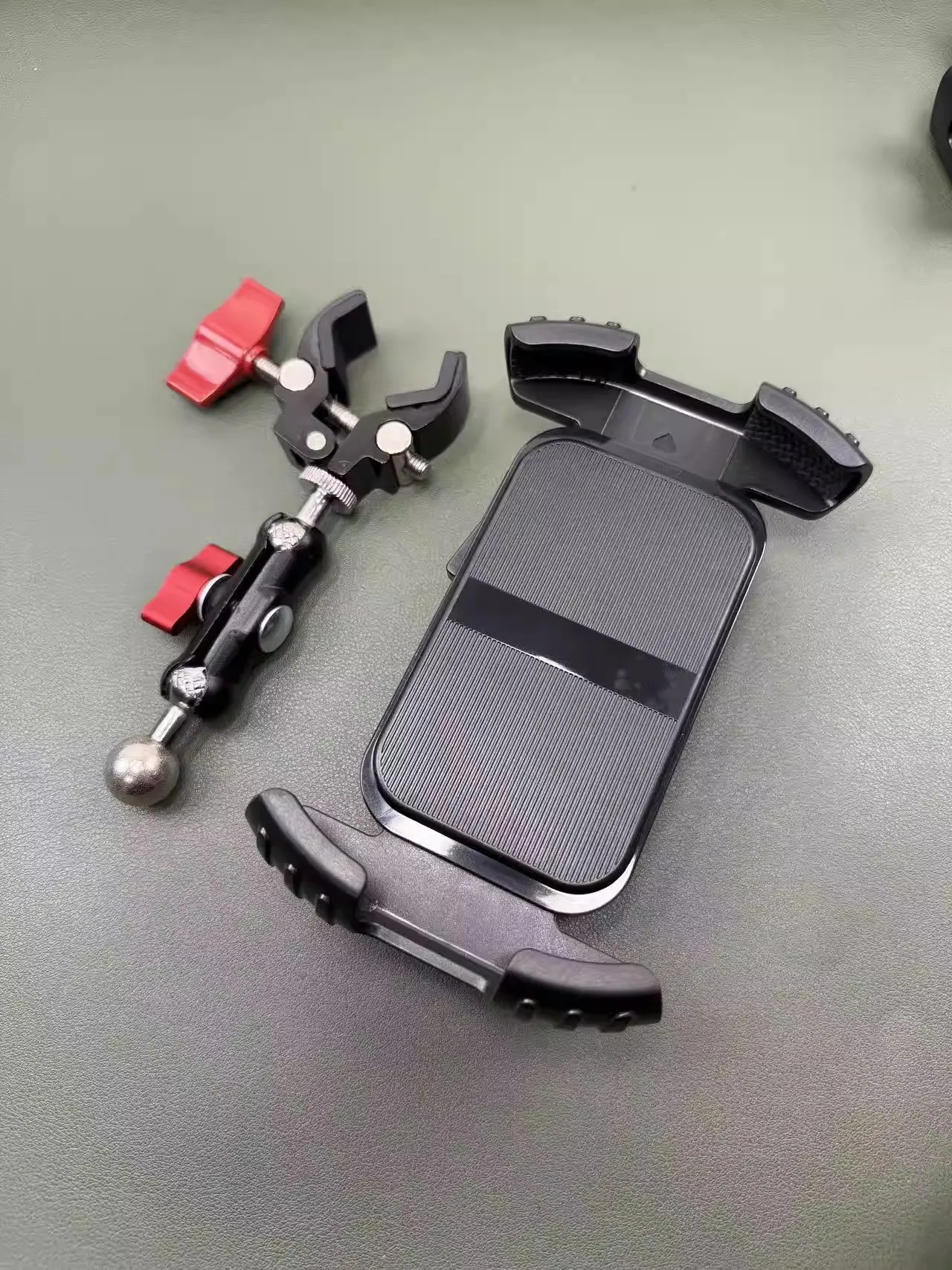 

Large Metal Pea Pod Clamp 360 round Tube Desktop Fixed Mobile Phone Clip for Electric Motorcycle Riding Video Recording