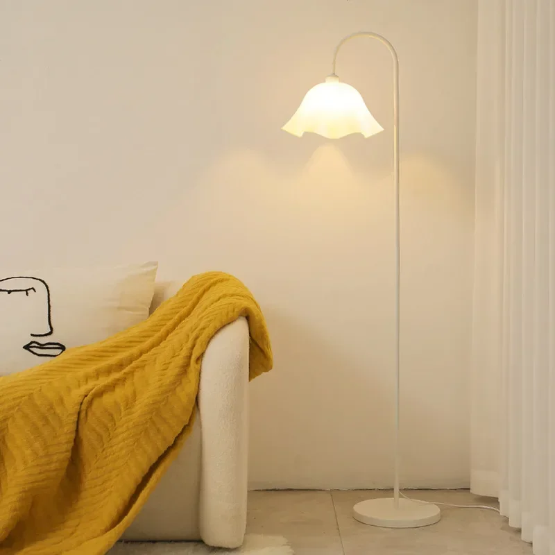 Prosta konstrukcja E27 Led Lampa podลogowa Salon Sofa Boczna Sypialnia Lampki nocne Netflix Ambient Petal Standing Light Home Decor