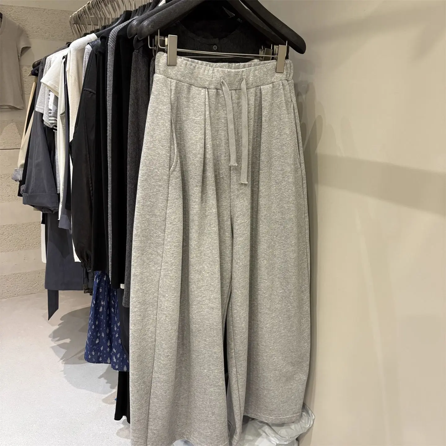 グレーのドローストリング付きゆったりワイドレッグパンツ レディース 秋冬 ルーズフィット カジュアルパンツ バルーンスウェットパンツ ハイウエストパンツ