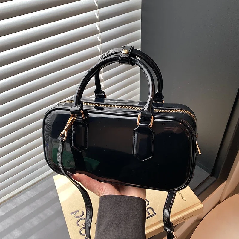 

Chic Modern Messenger Crossbody Bag With Large Capacity And Solid Color Ideal For Business Women