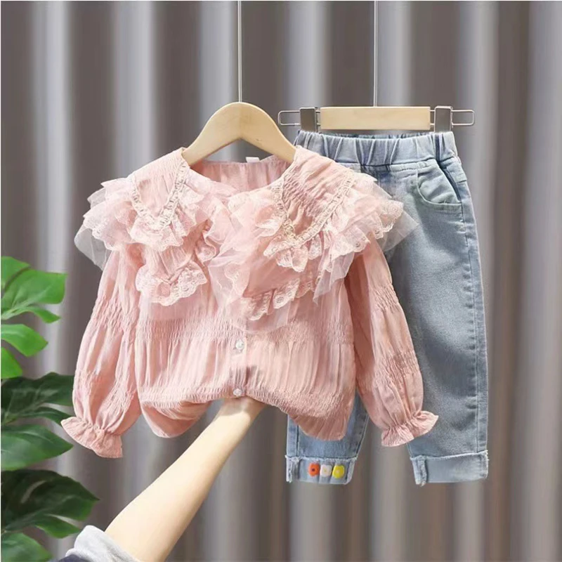 Kleinkind Mädchen Kleidungssets 2026 Herbst Kinder Spitzen-Rüschenkragen Langarm-Oberteil+Jeans 2-teiliges Set Süßes Prinzessinnen-Freizeitoutfit – Detail 2