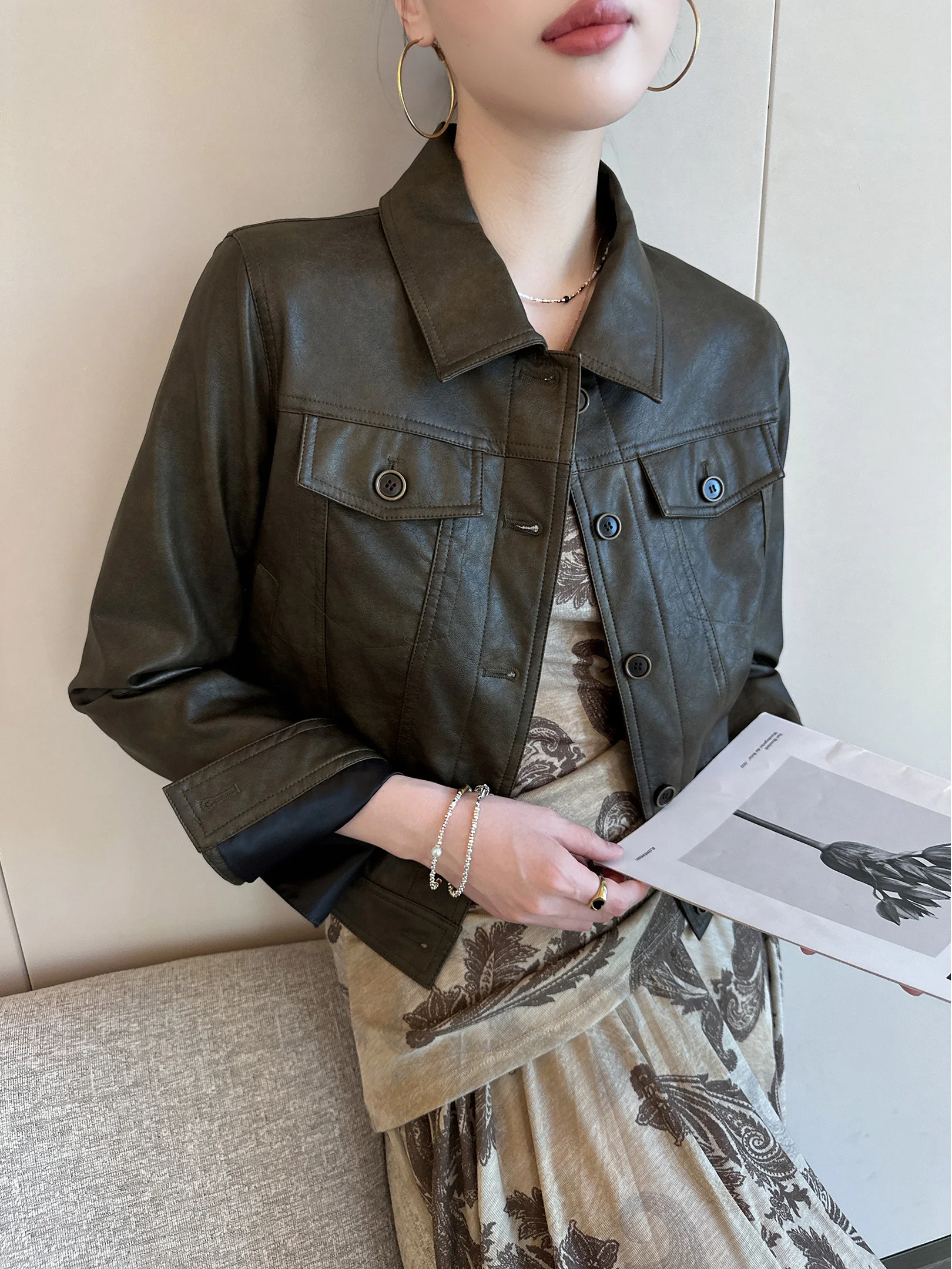 PIN 그린 브라운 칼라 긴팔 PU 가죽 재킷 여성용 2026년 봄 신상 빈티지 아메리칸 스타일 코트 숏 길이