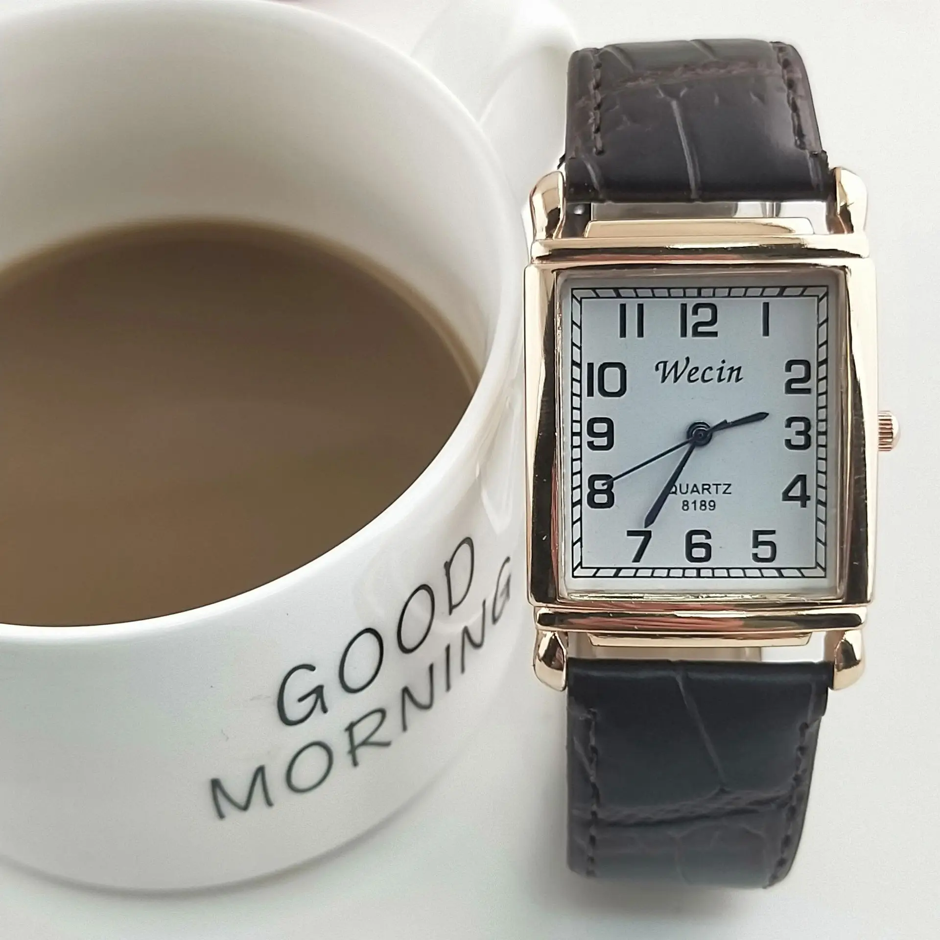 ساعة نسائية عصرية فاخرة معدنية باللون الذهبي الوردي ساعة كوارتز نسائية مستطيلة من الجلد الأحمر