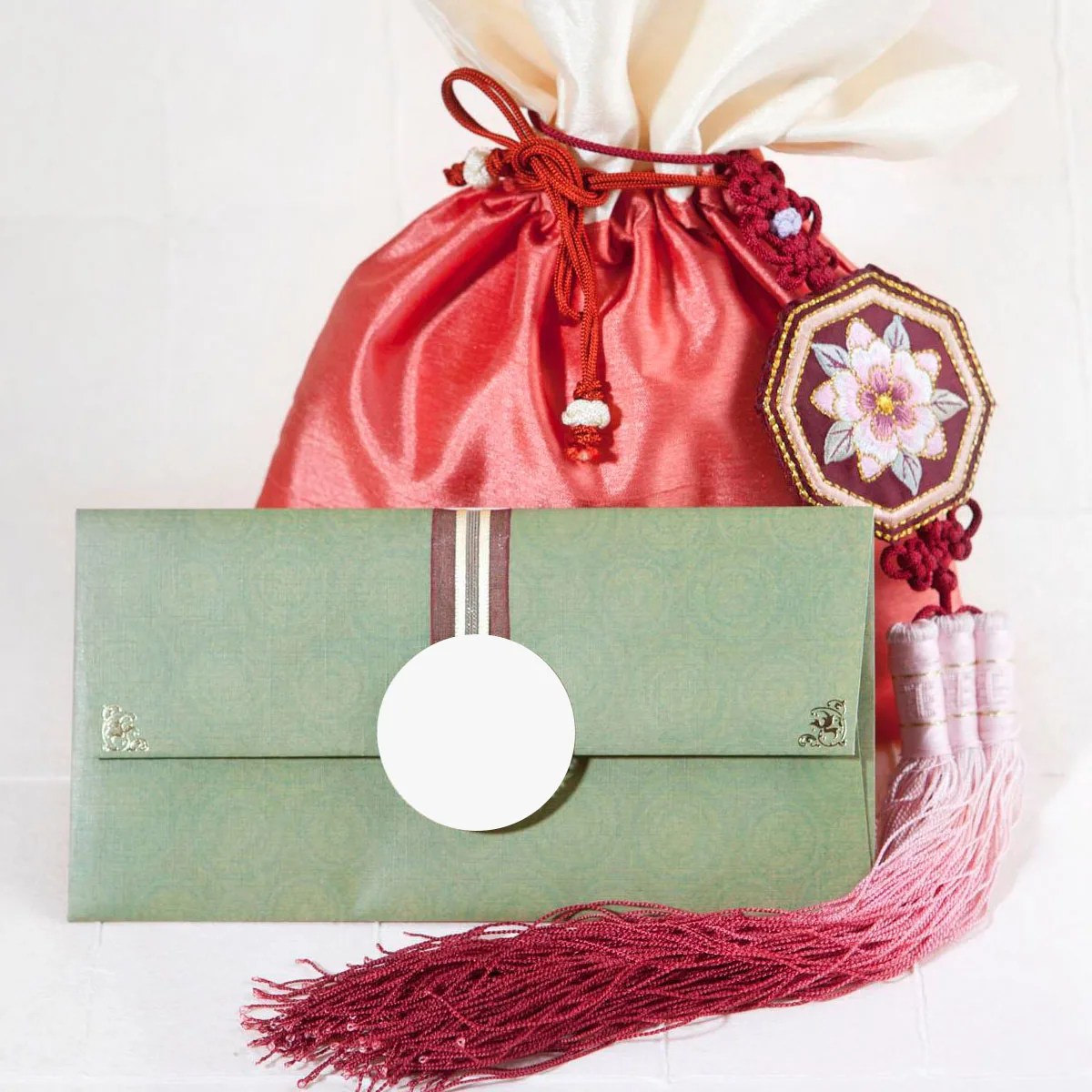 

500Pcs Adhesive Round Label Stickers White Ideal for Gift Tags Party Decoration DIY Stickers for Balloons Parcels Cards