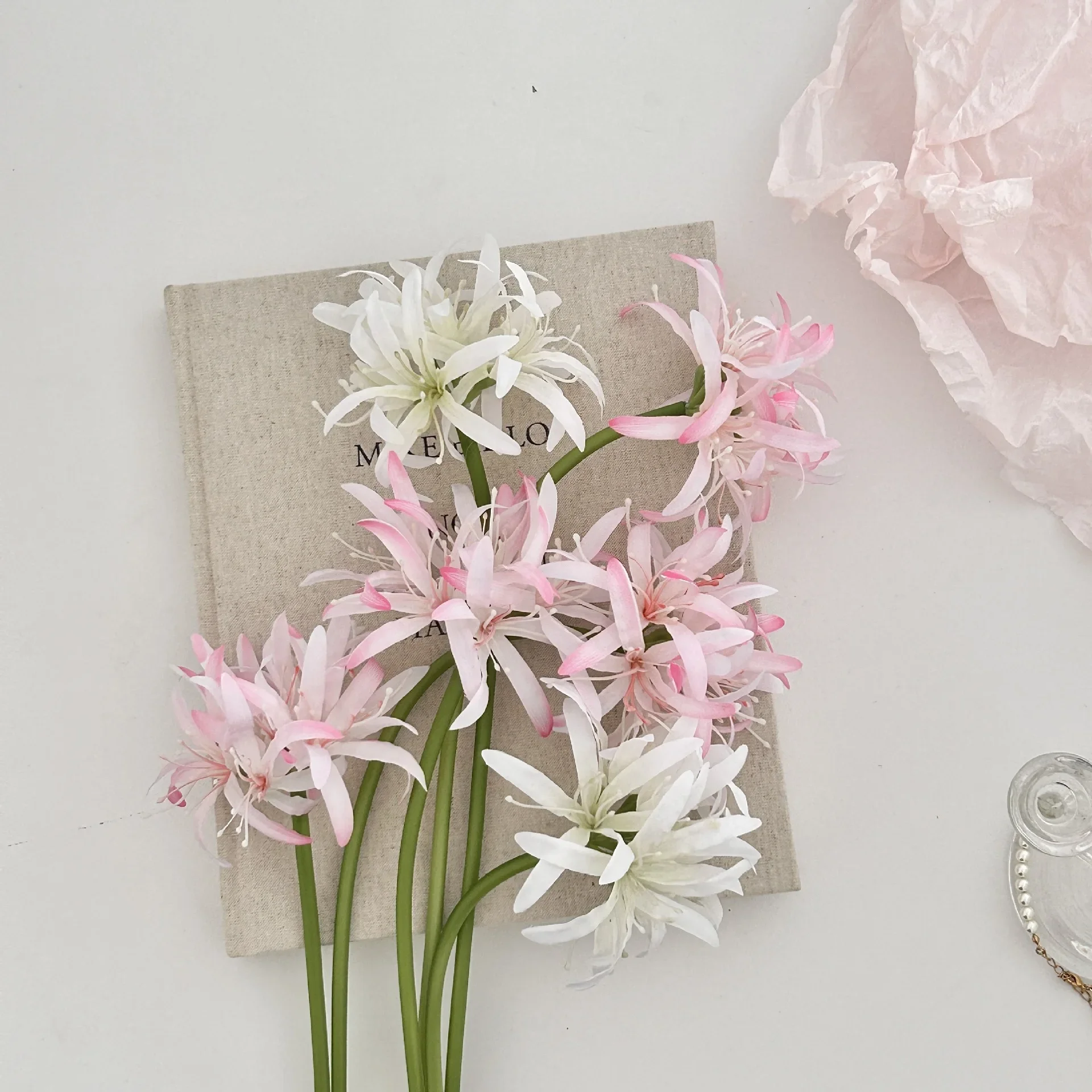 19.7 بوصة زهور الزنبق العنكبوتية الحمراء الاصطناعية لديكور مكان الزفاف Hanfu التصوير الدعامة