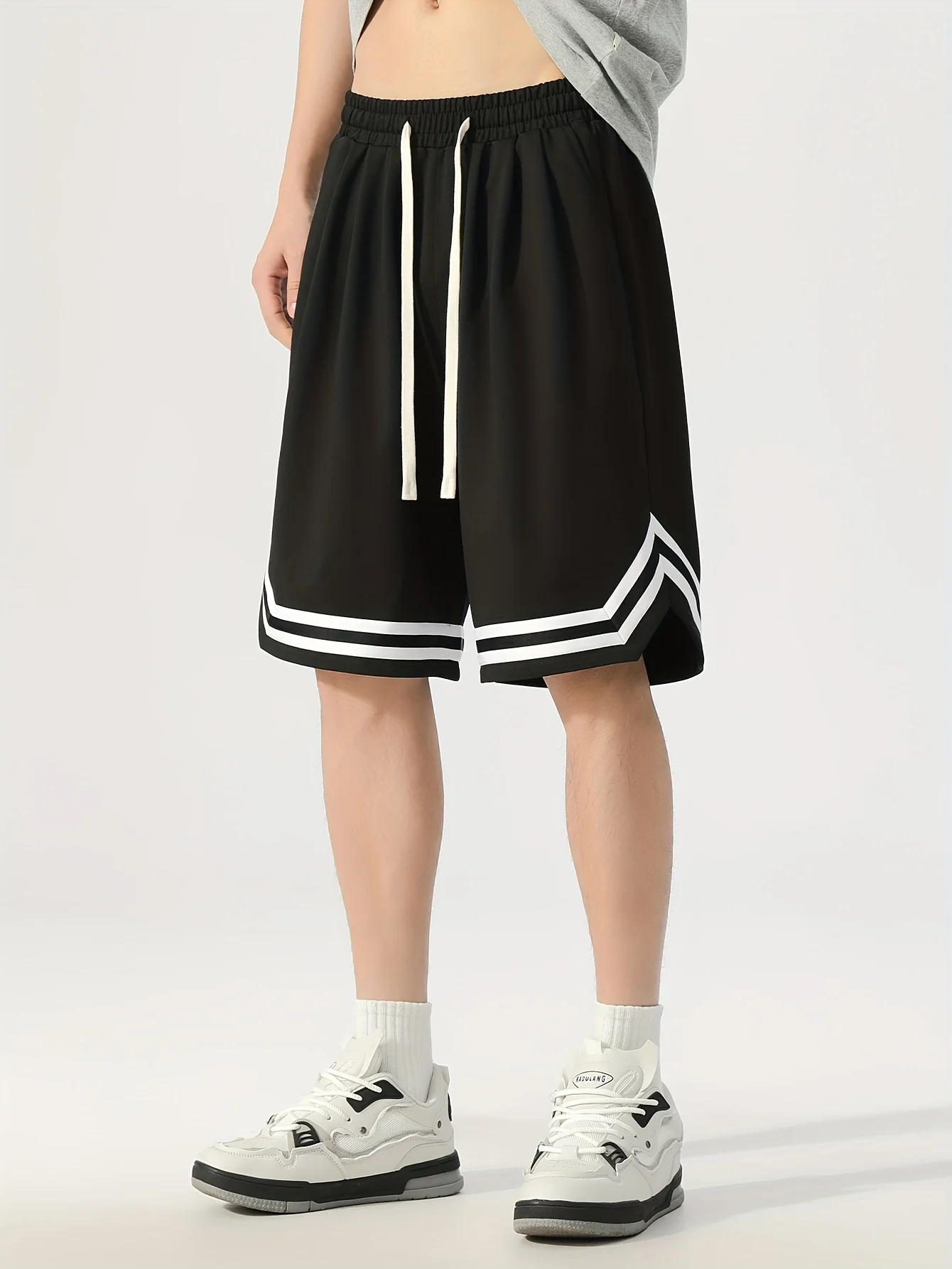 

Мужские баскетбольные шорты 2026 в стиле ретро, черно-белые с V-образными полосами, быстросохнущие, для повседневной носки и тренировок, Y2K