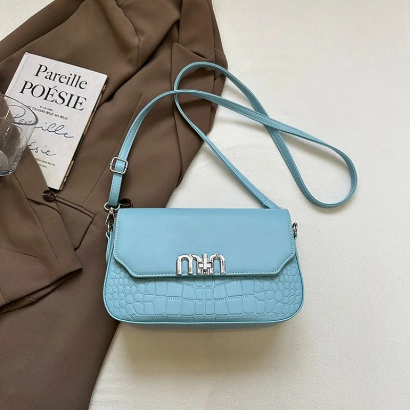 حقائب يد نسائية عصرية مصنوعة من الجلد الناعم تتميز بمظهر يومي عتيق من باريس ​