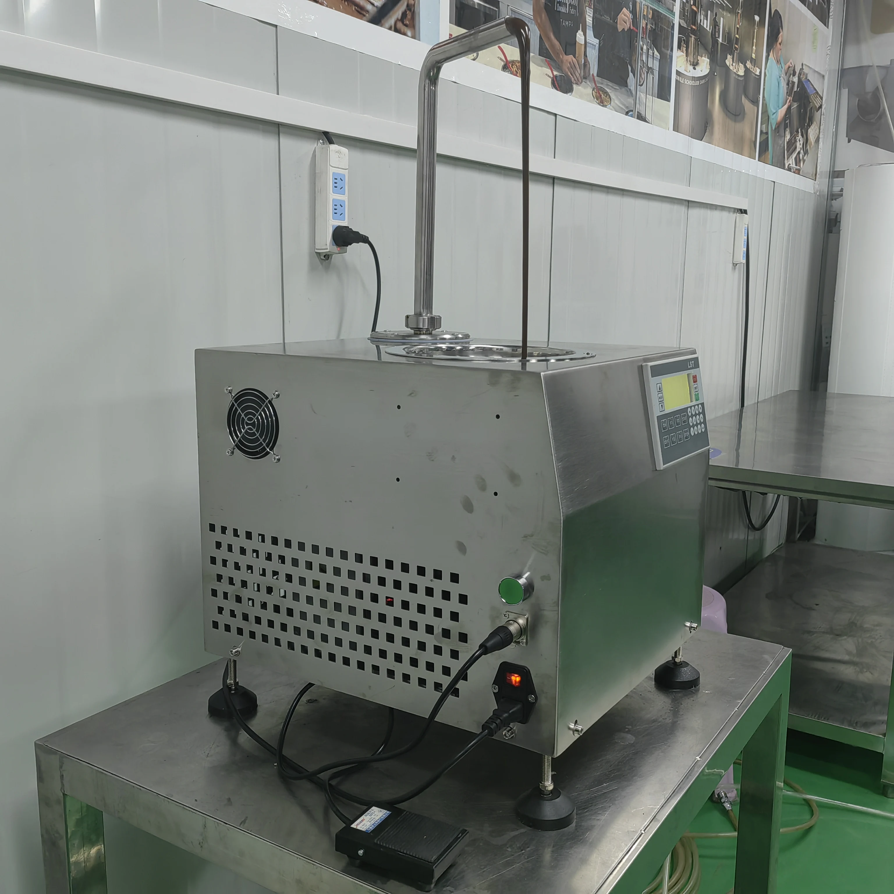 Automatic Chocolate Dispenser Tempering Machine Hot Chocolate Dispenser Chocolate Spraying Machine