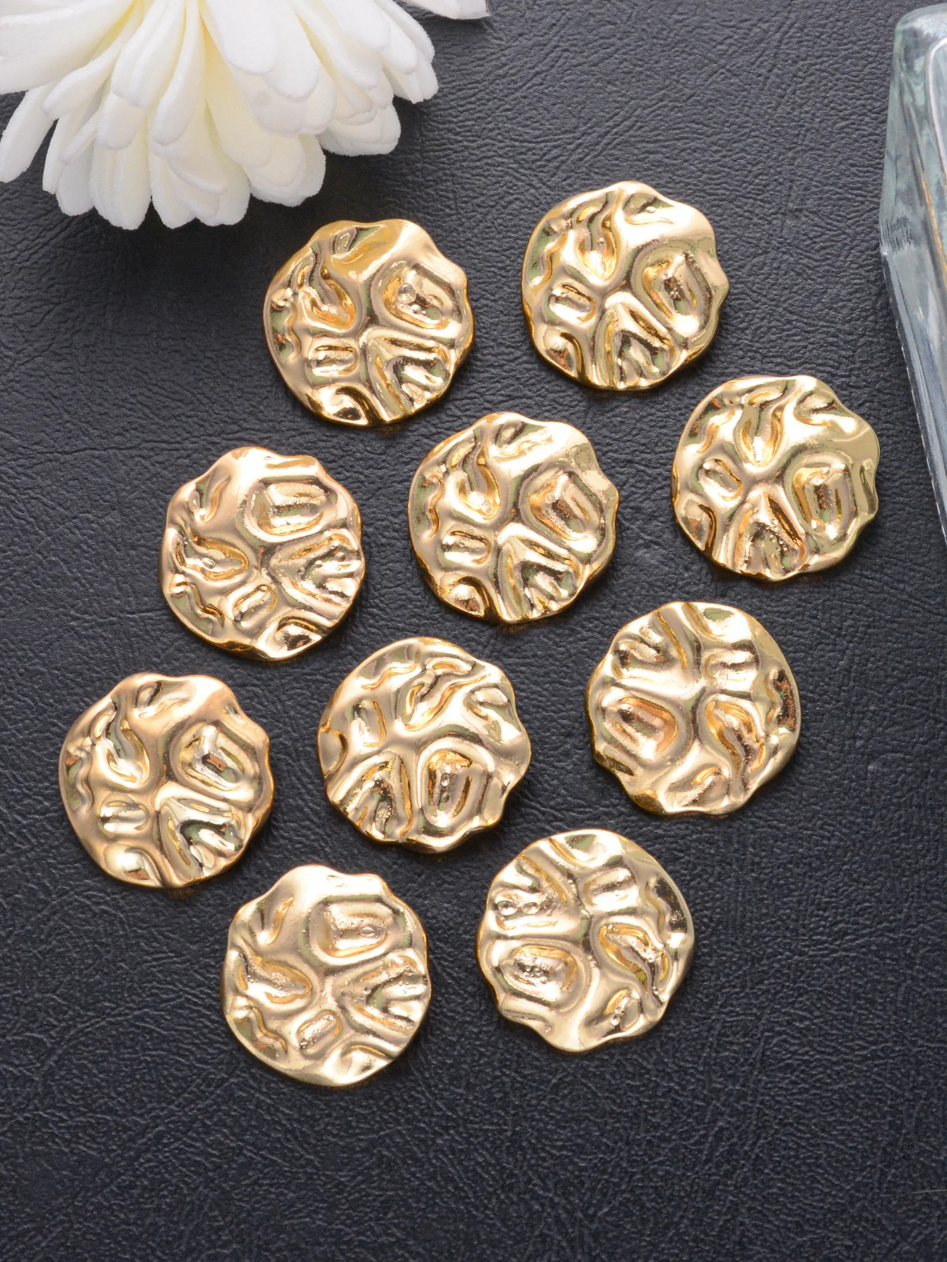 7pcs/pack Irregular low luxury buttons that can be paired with tops, gloves, bags, and any DIY outfit