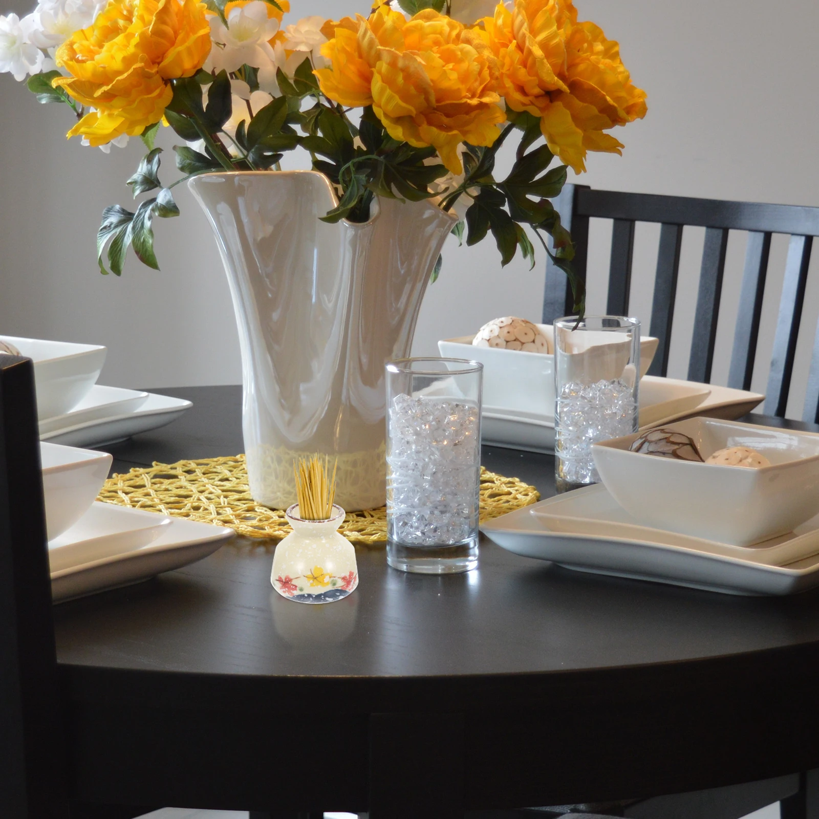 

Delicate Flower Vase Mini Size Light Weight Ceramic Craft for Dinner Parties Home Office Decor Vintage Toothpick Holder Elegant