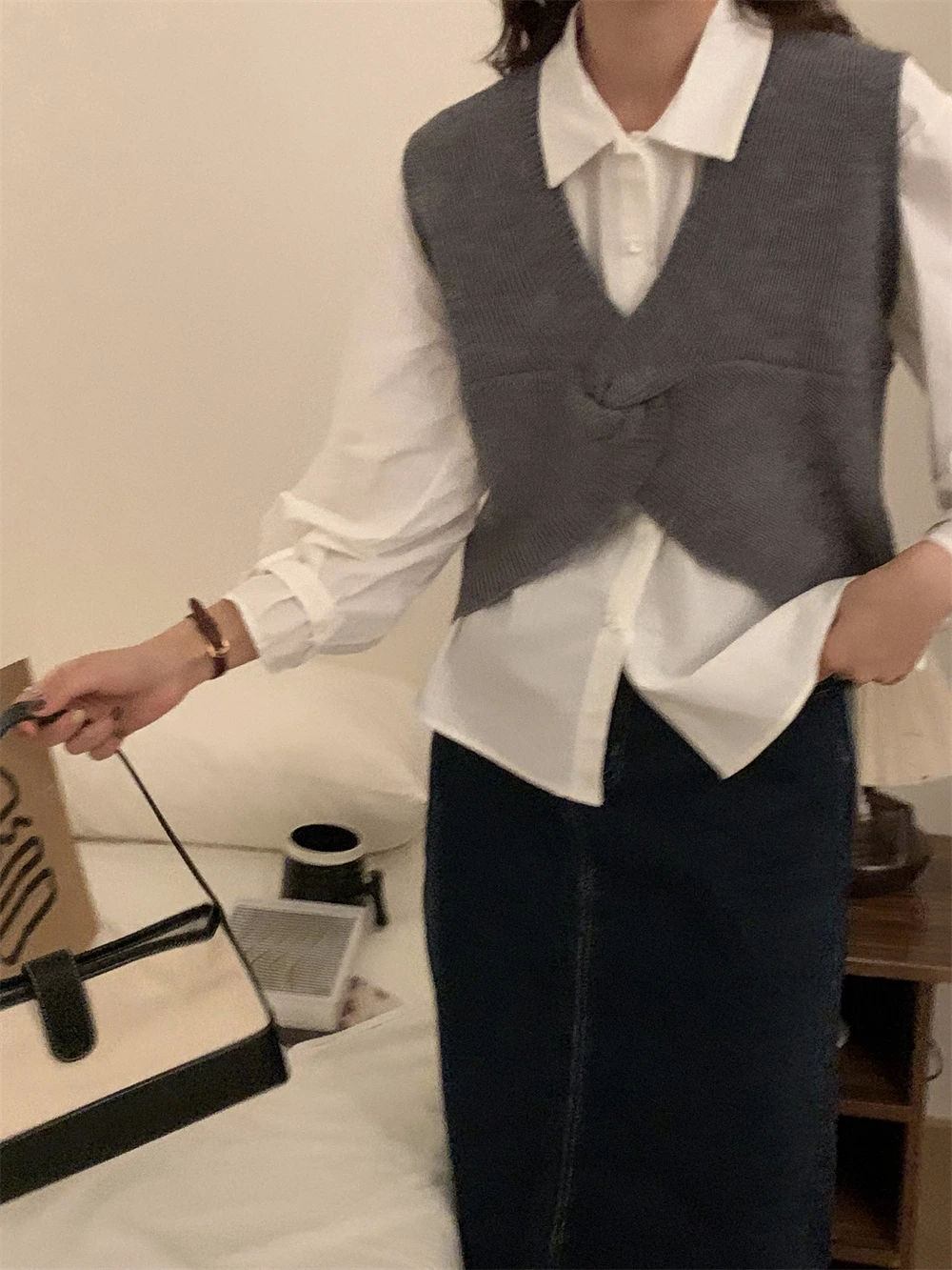 

Мягкий вязаный жилет с асимметричным дизайном, полосатыми вставками и V-образным вырезом, стандартной длины, для повседневной носки.