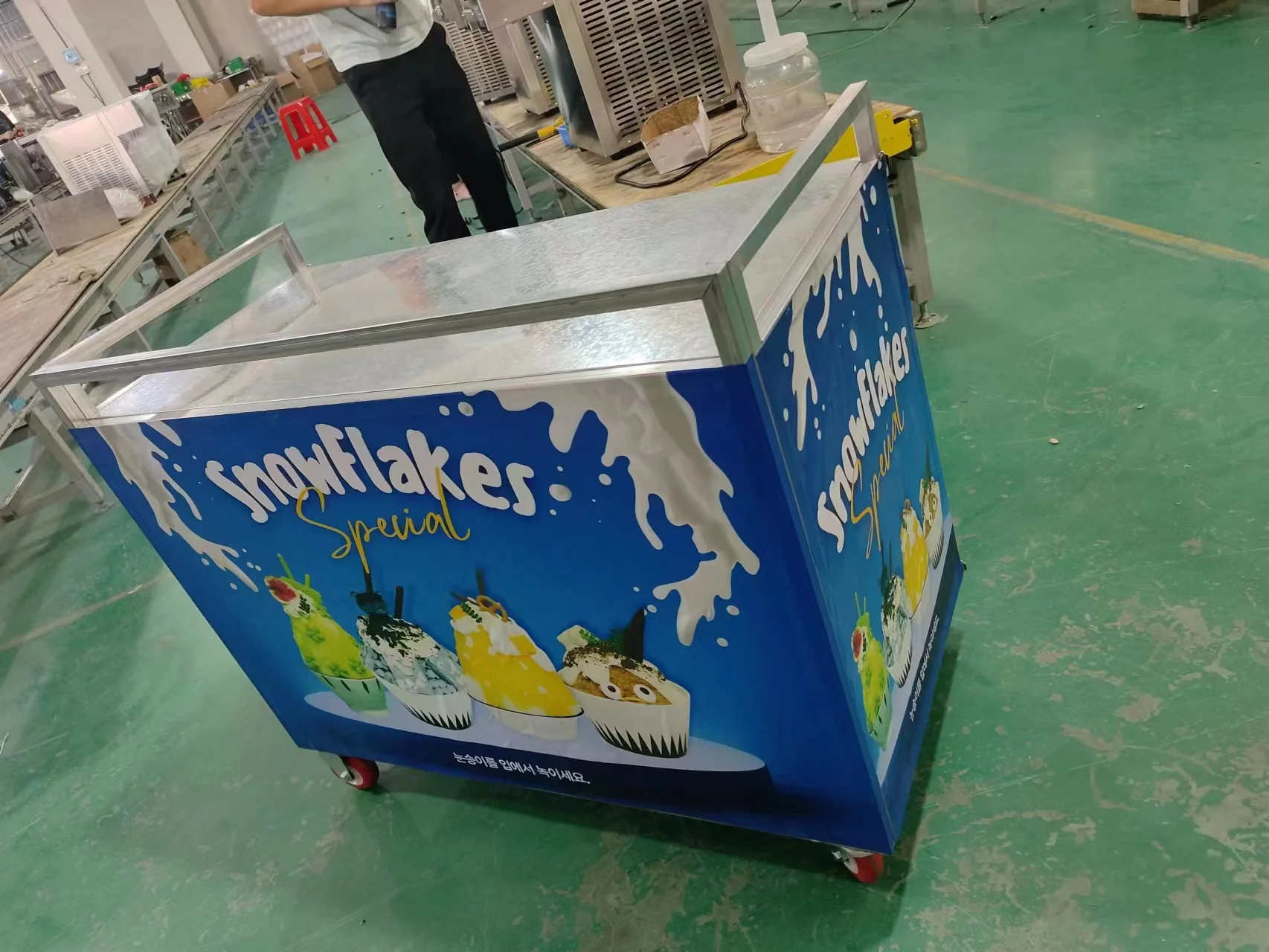 Máquina de hielo de nieve con diseño de imagen, carro móvil, Equipo Comercial, leche, bebida fría continua, hielo móvil