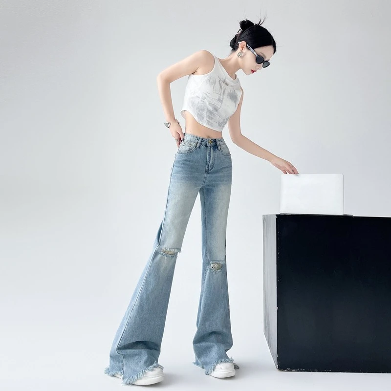 بنطلون جينز نسائي أزرق مغسول عالي الخصر بقصة ضيقة ومتوهج للتخسيس بحاشية متوترة وجرس قيعان طويلة من قماش الدنيم