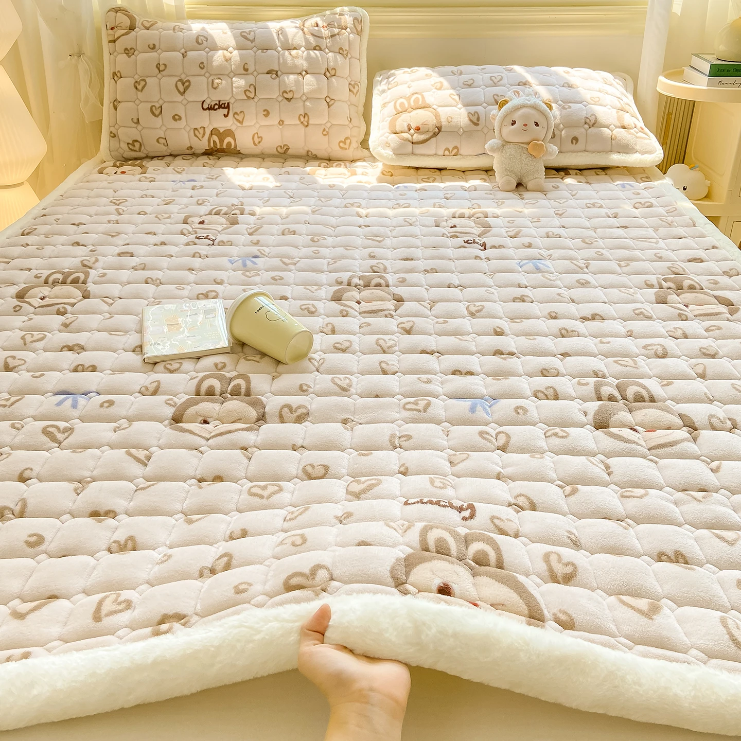 Thickened Plush Milk Velvet Mattress Toppers Home Winter Bedroom Soft Bed Pad Warmth Dormitory Student Single Bedsheet Bed Cover