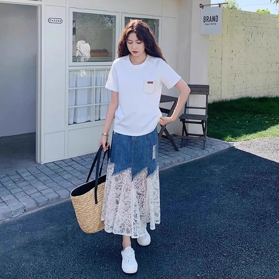ملابس صيفية مقترنة بتي شيرت أبيض بأكمام قصيرة وتنورة من الدنيم المرقعة بالدانتيل لتقليل العمر وتنورة جينز راقية