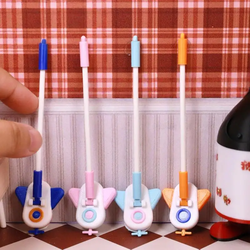 ชุดทำความสะอาดบ้านตุ๊กตาขนาด 1:12 - ไม้ถูพื้นและที่ตักขยะแบบสมจริงพร้อมไม้ถูพื้นรูปเครื่องบิน อุปกรณ์ทำความสะอาดสำหรับงานจัดแสดงขนาดเล็กและไดโอรามา