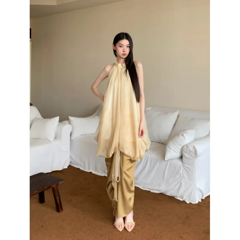 Sukienka damska letnia, minimalistyczna, długa, bez rękawów, z dekoltem typu halter, w stylu retro, z satynowymi wstawkami, odkrywająca ramiona.