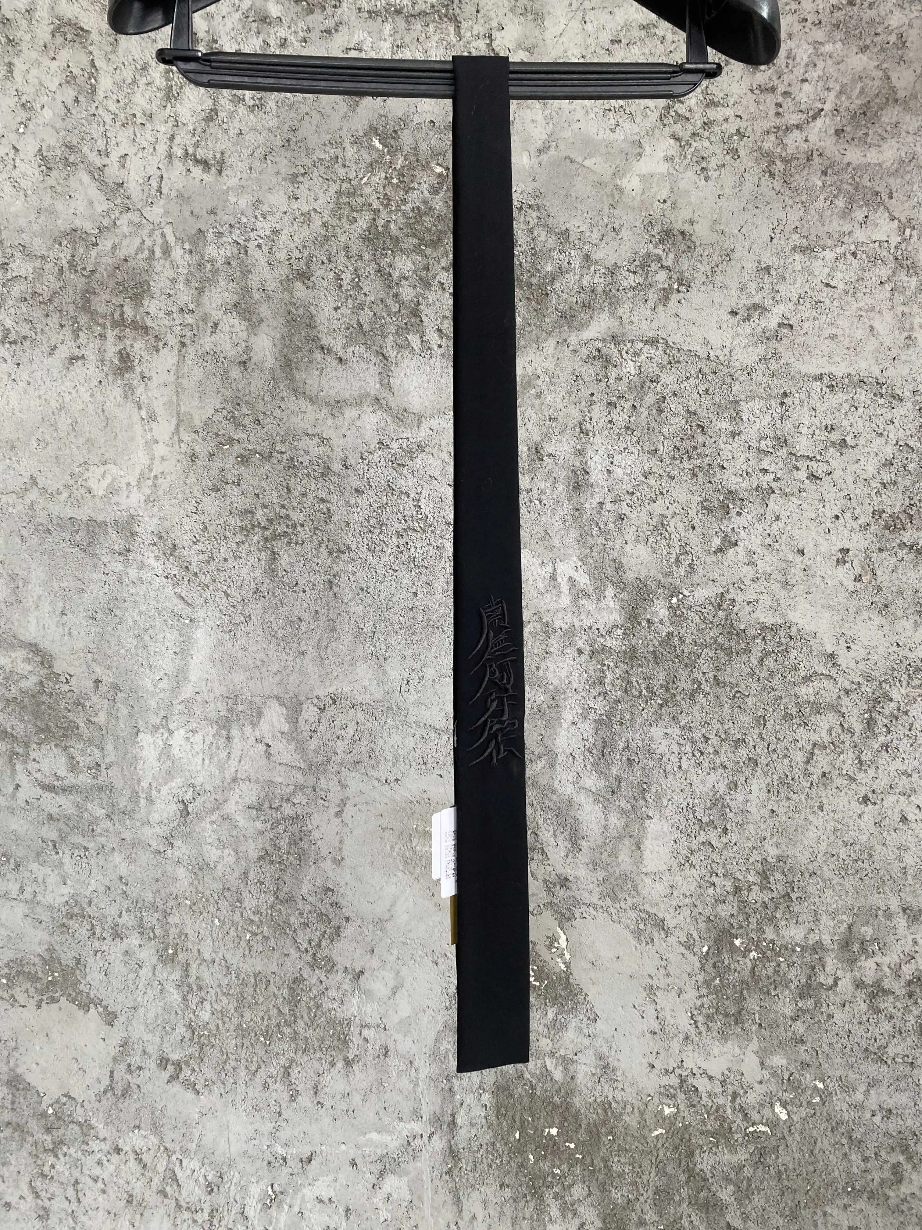 Ein edles und nischendes Designer-Bankett mit Schlangenmuster aus Jacquard-Stickerei aus Seide