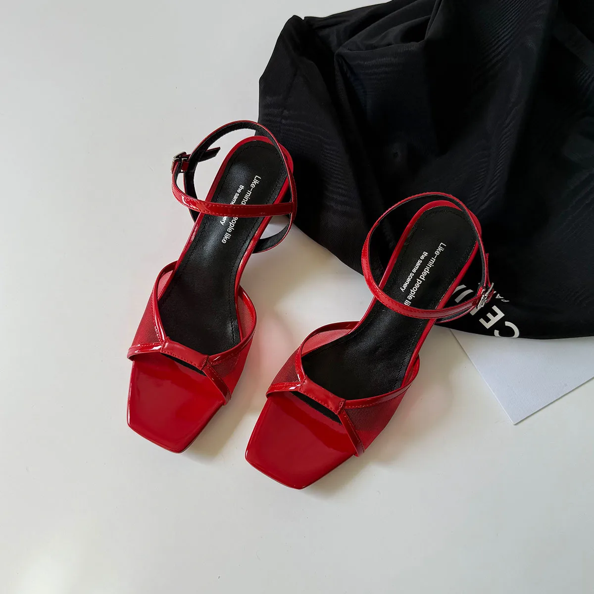 2025 الصيف جلد البقر الأحمر كلمة حزامية الصنادل ساحة تو حذاء بكعب سميك شبكة جوفاء الصنادل الحديثة حجم كبير