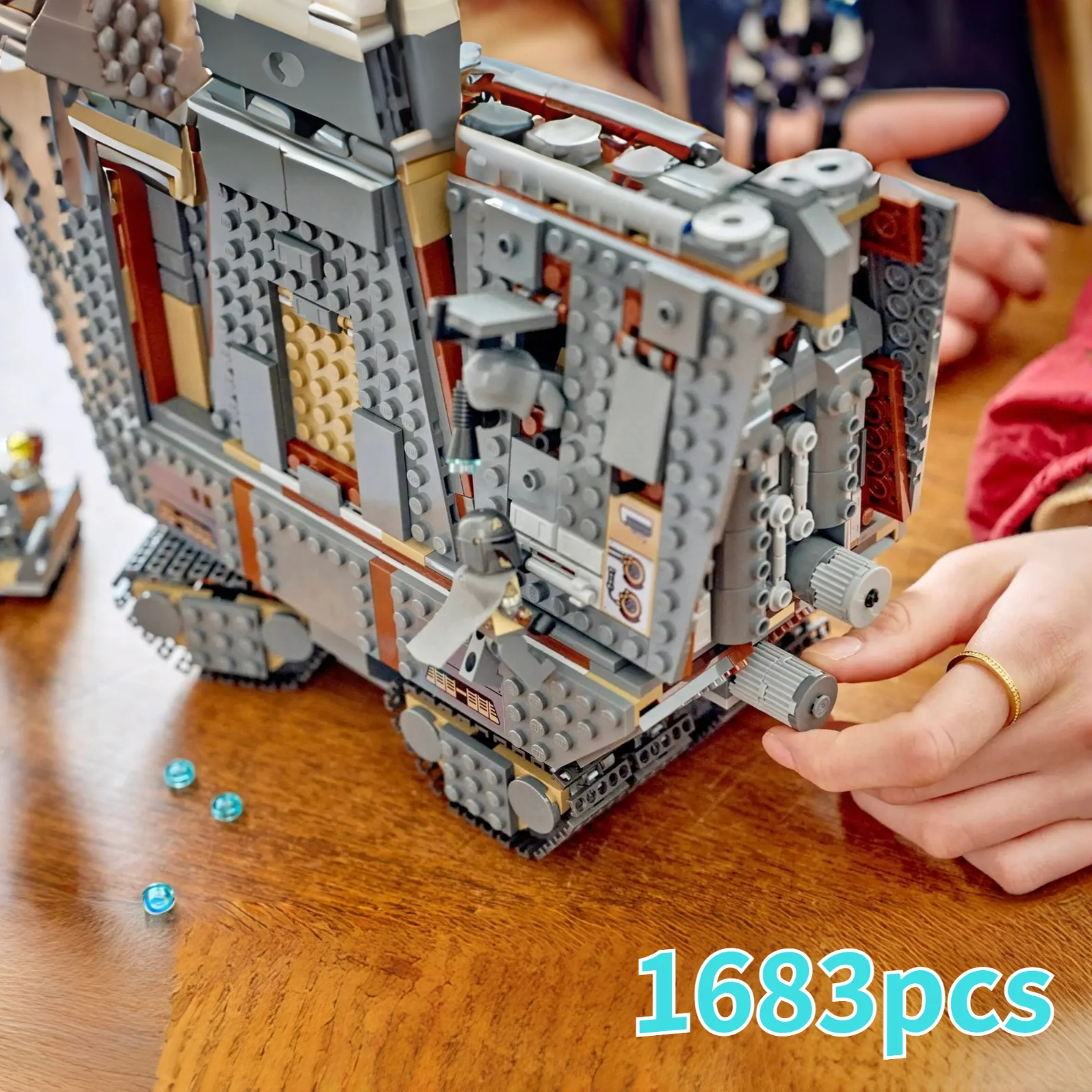 2026 New 1683pcs Star Interstellar Conflict Giant Desert Off Road Tracked Scavenging Vehicle Building Block Toys Christmas Gifts