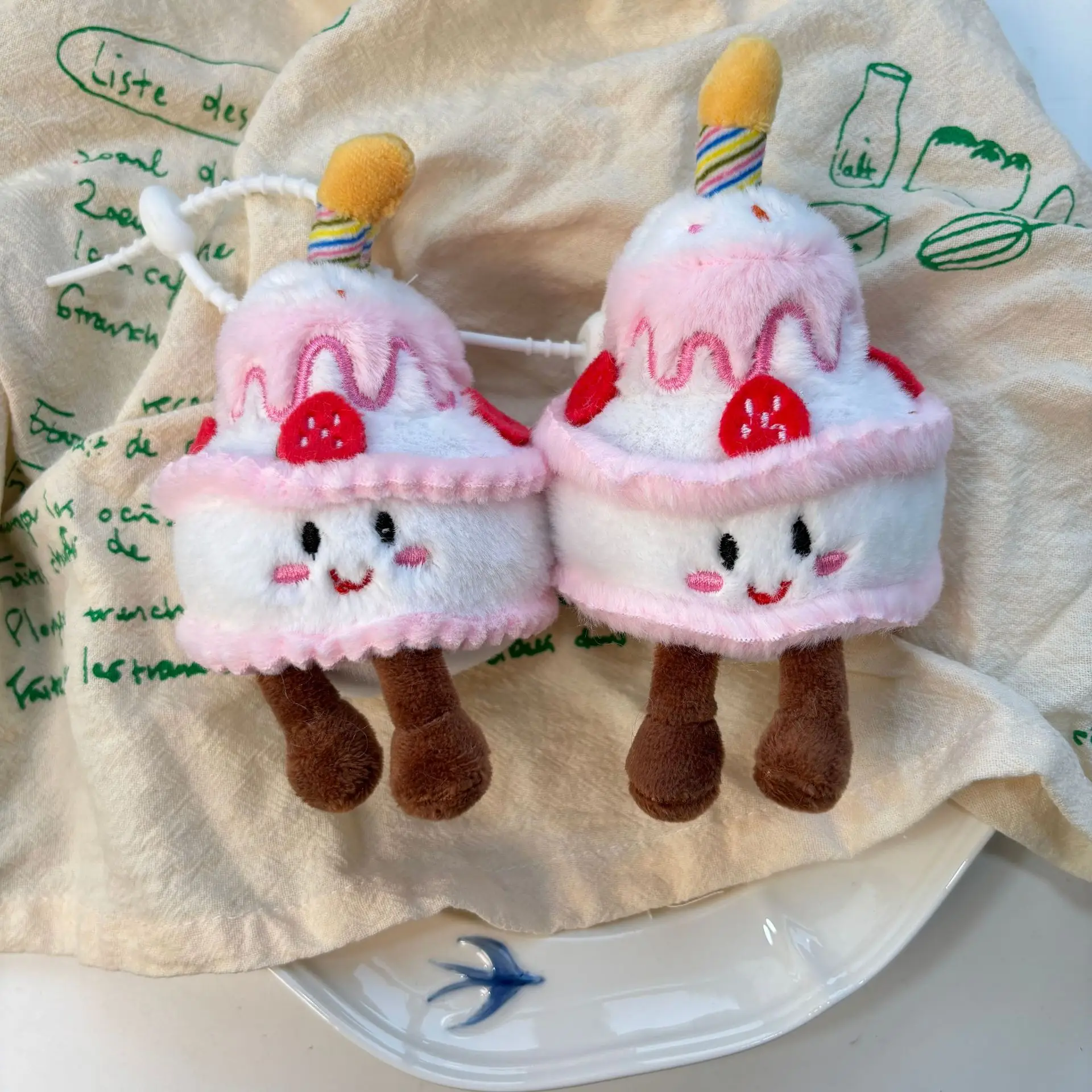 ตุ๊กตาขนมหวานน่ารักเหมือนจริง ตุ๊กตาเค้กสตรอว์เบอร์รี ตุ๊กตาพวงกุญแจ ของเล่นจำลองขนมหวาน ตุ๊กตาตกแต่งกระเป๋า ของขวัญ