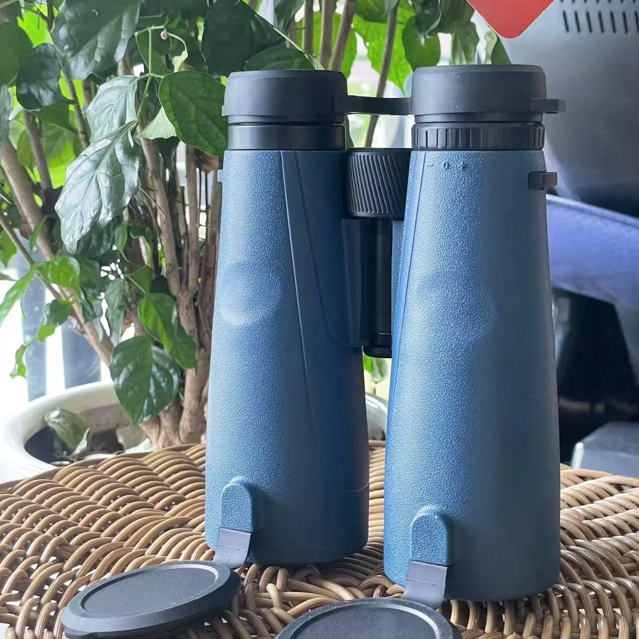 

Синий бинокль диаметром 50 мм — новая модель, высокопроизводительная оптика для исключительных четкости, идеально подходит для приключений на свежем воздухе