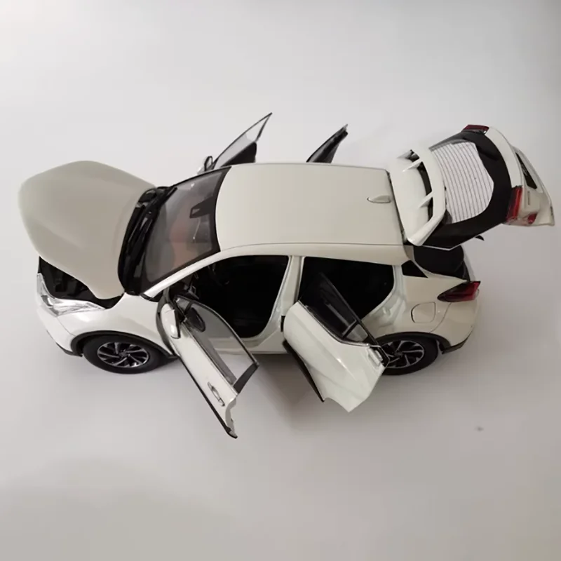 

Модель автомобиля IZOA из литого металла в масштабе 1:18, имитация сцены, коллекционный подарок, хобби и игрушки, украшение для рабочего стола