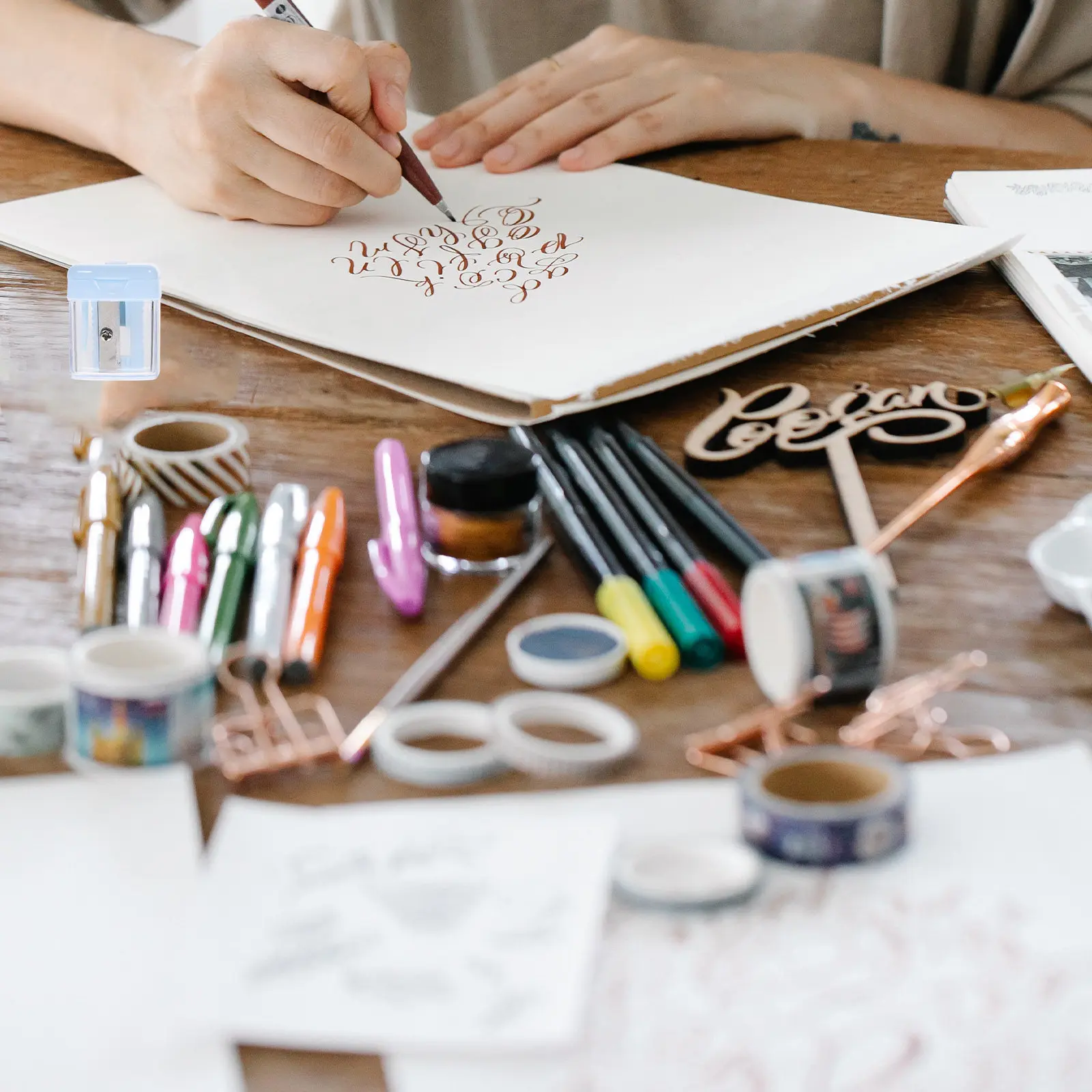 4 قطع مبراة مكياج مدمجة للسفر، مزدوجة الفتحات، متوافقة مع أقلام الحواجب وقلم تحديد الشفاه وأقلام تحديد العيون